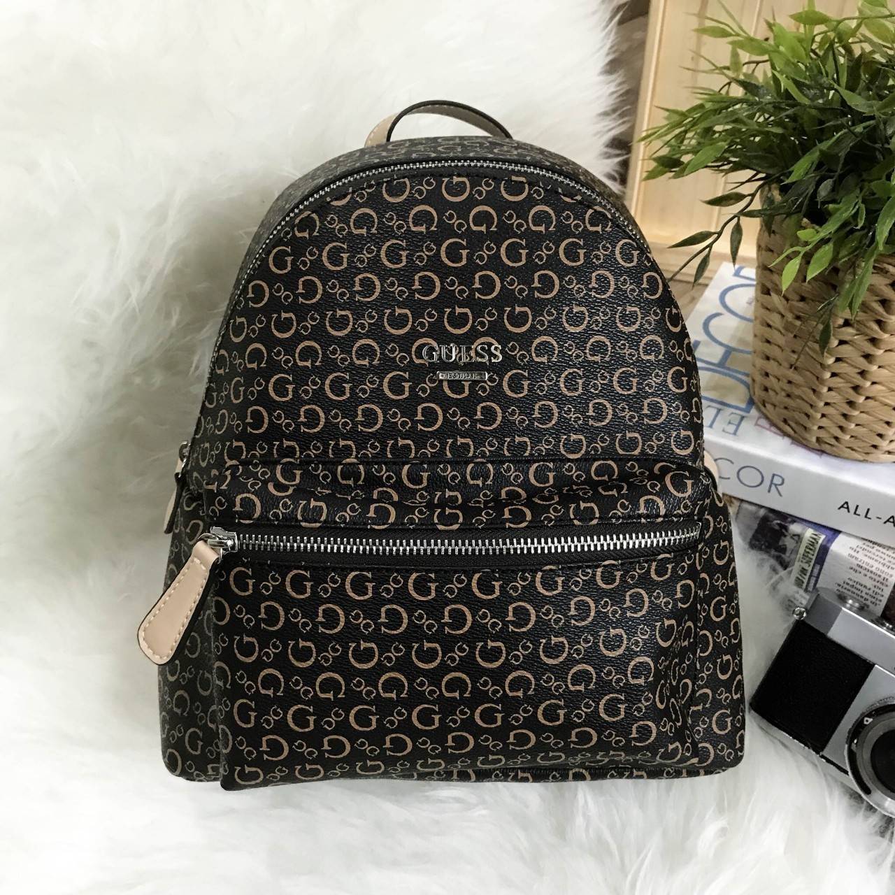 GUESS WOMAN'S FACTORY BACKPACK กระเป๋าเป้ขนาดกำลังดี วัสดุหนังแกะสังเคราะห์เนื้อนิ่ม น้ำหนักเบา มีหูหิ้ว เเละสายสะพายหลังเลื่อนปรับได้ ด้านหน้ามีโลโก้ และช่องซิป เปิดปิดด้วย ภายในกว้าง ใส่ iPad ได้ มากับราคาสุดคุ้มค่ะ