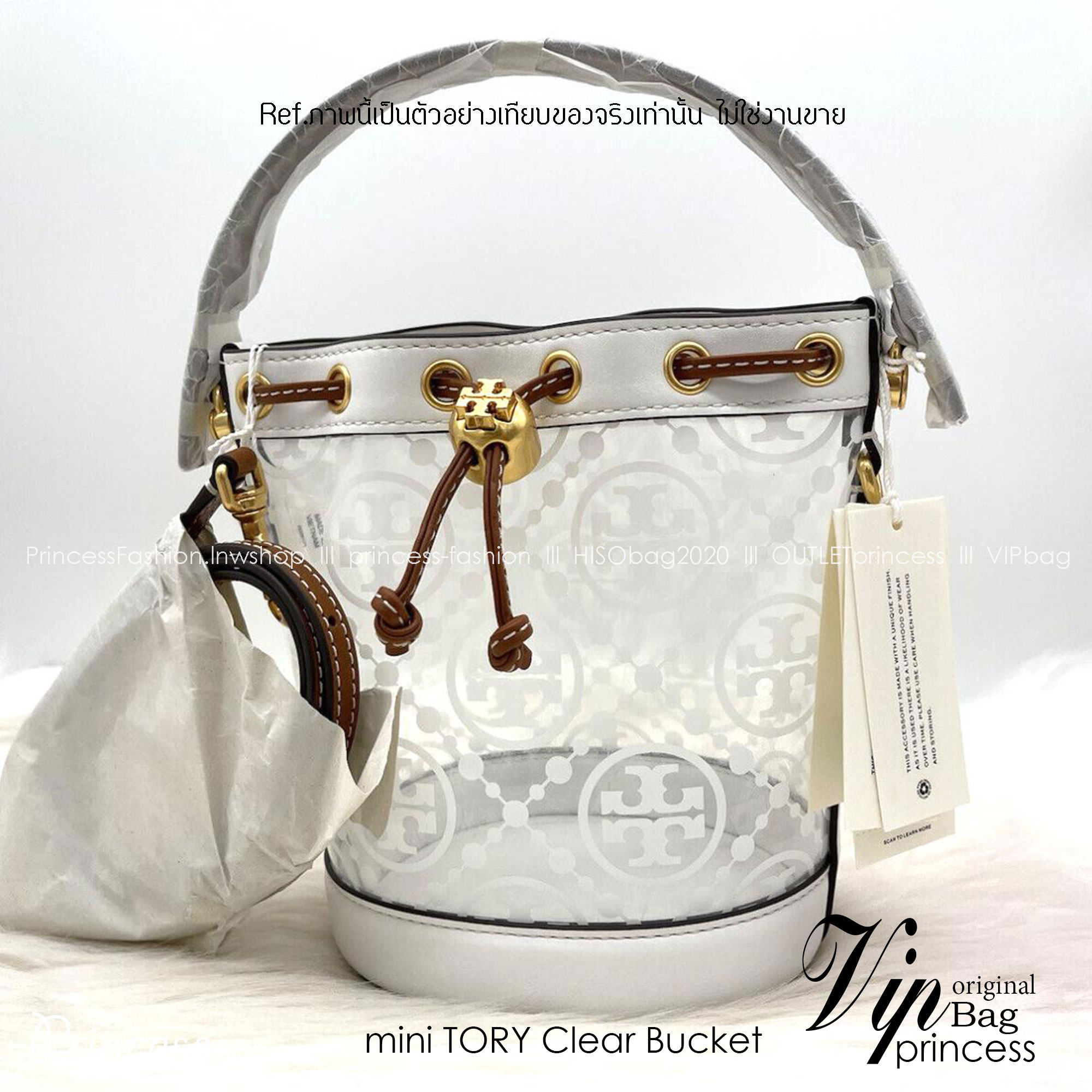 Tory Burch T Monogram Clear Bucket Bag / Tory Clear Bucket Bag ใหม่ล่าสุด กับกระเป๋าบัคเก็ต สีขาวสวยสะอาดตา ดีไซน์โปร่งละมุนมากๆ ดดเด่นด้วยลวดลายเอกลักษณ์ คมชัด ใช้งานง่ายด้วยการรูดหนังเปิด-ปิดที่ปากกระเป๋า ภายในเป็นช่องโล่ง งานจริงสวยน่าใช้มากค่ะ