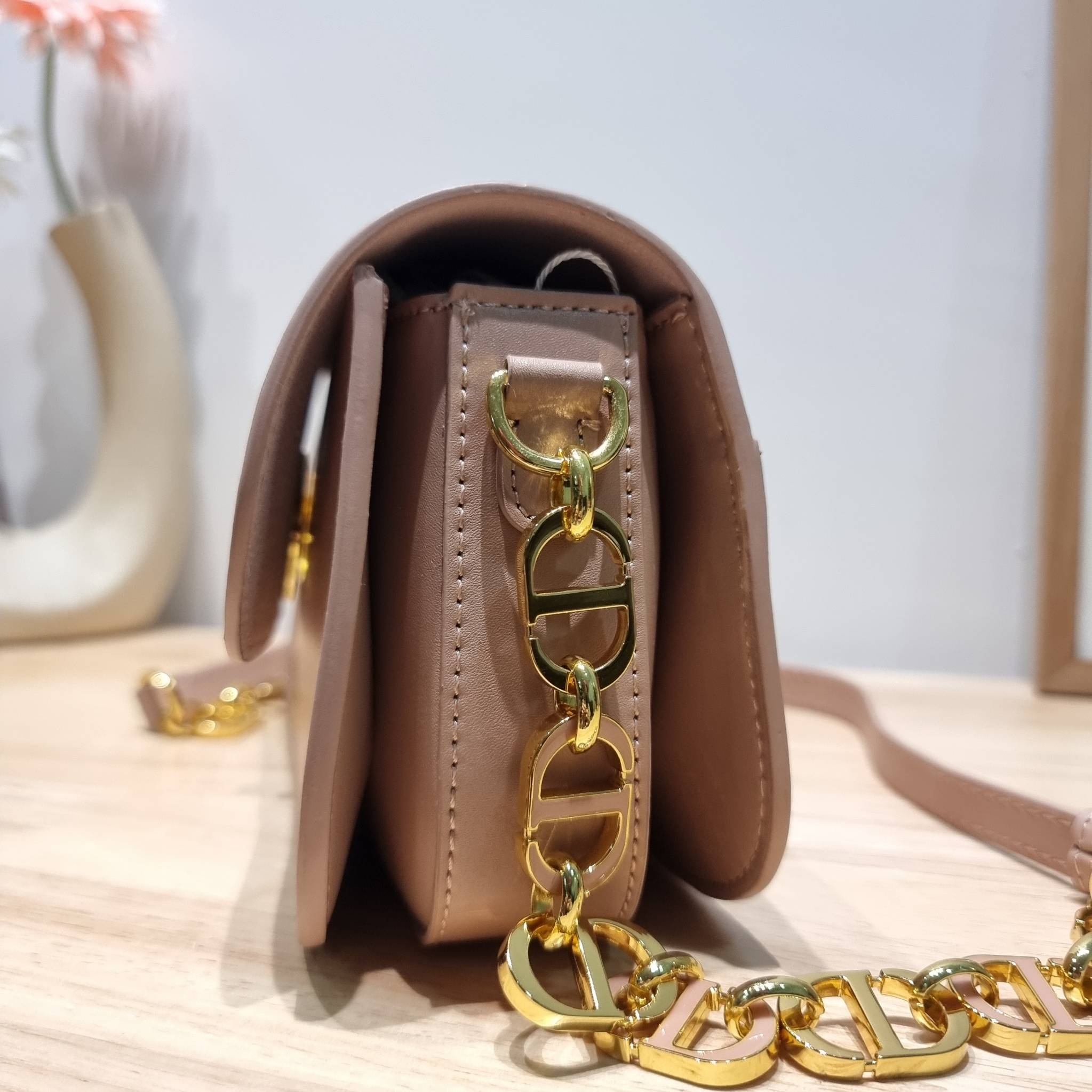 DIOR 30 MONTAIGNE AVENUE BAG สวยหรู ดีเทลแพง ต้องยกให้ไอเท็มนี้เลย กับกระเป๋าสะพายข้าง รุ่นที่ใครเห็นเป็นต้องรัก ดีไซน์เรียบง่าย แต่แฝงความผู้ดี