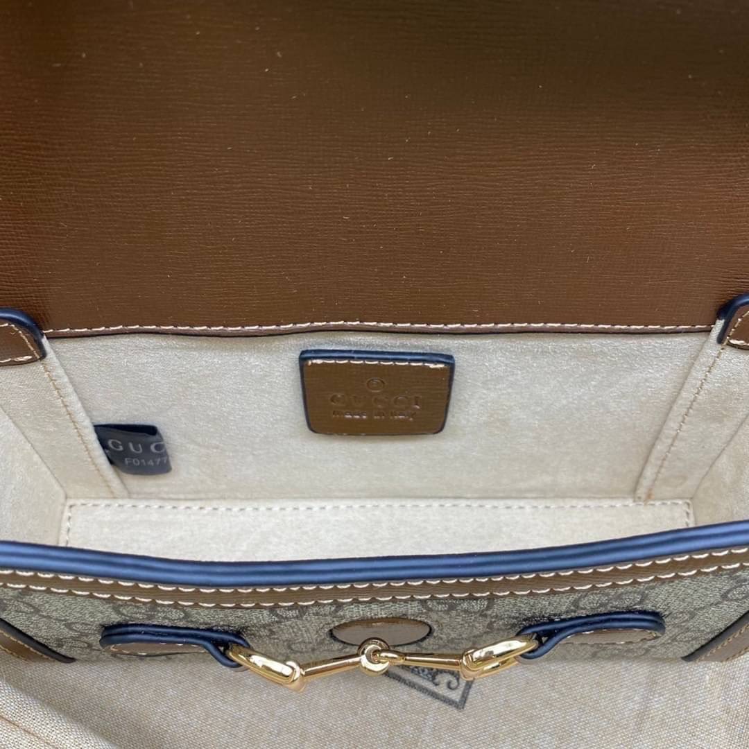 GUCCI HORSEBIT 1955 MINI BAG กระเป๋าสะพาย กระเป๋าใส่โทรศัพท์ ดีไซต์สัญลักษณ์วงแหวนตามแบบฉบับ GG มาพร้อมกล่องแบรนด์และสายสะพายยาวที่สามารถปรับระดับได้ พร้อมส่งให้สะพาย สวยๆ กันแล้ววันนี้ ใบนี้ must have..ค่ะ.!!