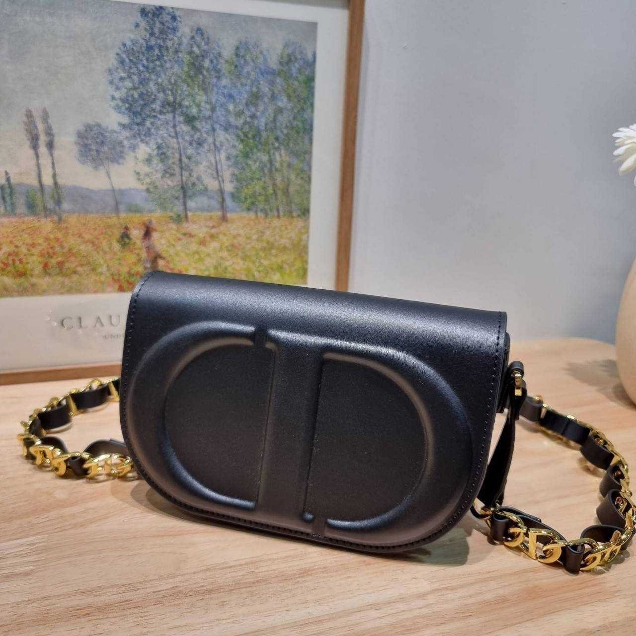 CD SIGNATURE BAG WITH STRAP กระเป๋าสะพายซิกเนเจอร์ ไอเท็มมาแรง ที่สวยแซ่บไม่มีไม่ได้เลย เกรดออริ 1:1 ใช้งานต่างประเทศได้