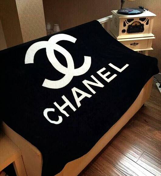 Item ที่สาวๆต้องมี สำหรับหนาวนี้ค้า! Chanel Blanket ผ้าห่มลายทูโทน Chanel สุดหรู ที่ Celebหลายคน ต้องถ่ายรูปโชว์! โดดเด่นด้วย ขนาดใหญ่ jumbo ห่มได้มากกว่า 2-3 คน เนื้อผ้า **ดีม๊ากกกกกก ขนนุ่มลื่นมือสุดๆ จะพกติดรถหรือมีติดเตียง ก้ควรมีไว้ครอบครอง ที่สุดคะ