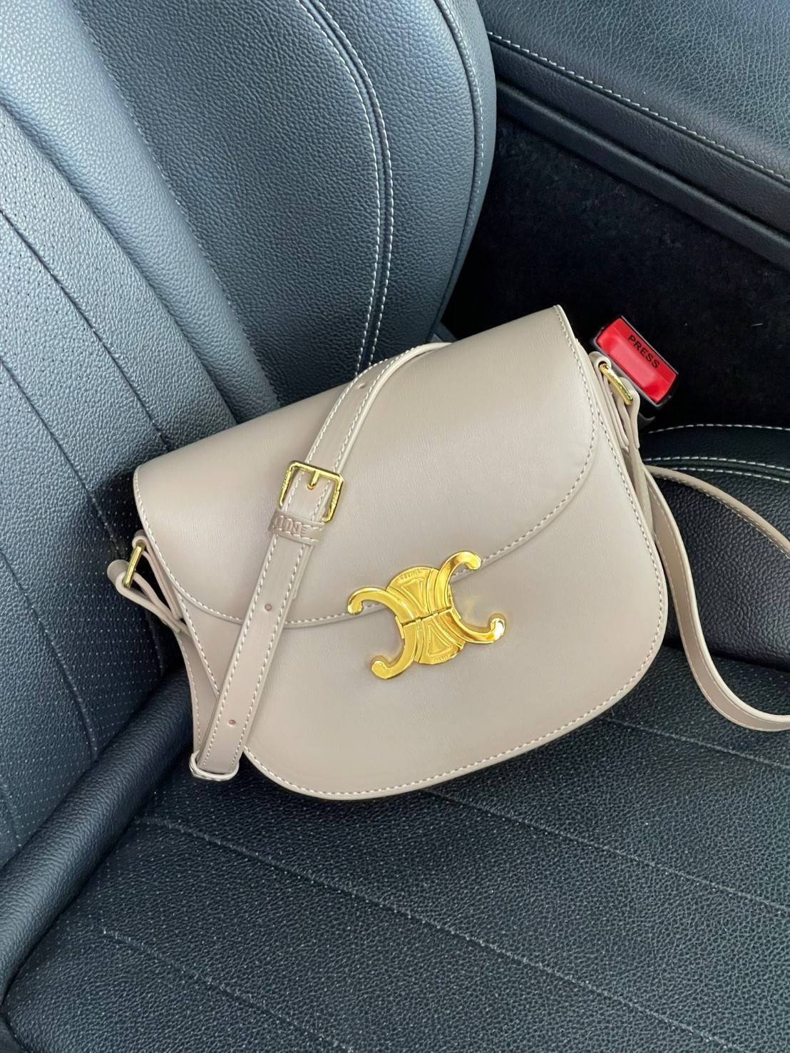 VIP 🥂 CELINE TEEN BESACE TRIOMPHE IN SHINY กระเป๋าสะพายคาดลำตัวรุ่นนี้นับว่าเป็นกระเป๋าอีกหนึ่งรุ่นในซีรีส์ Triomphe ที่ได้รับความนิยมอย่างมาก ด้วยรูปร่างทรงโค้งมนมีความคลาสสิกตามแบบฉบับของ Celine เพิ่มความหรูหราและโดดเด่นด้วยการตกแต่งด้วยโลโก้โลห