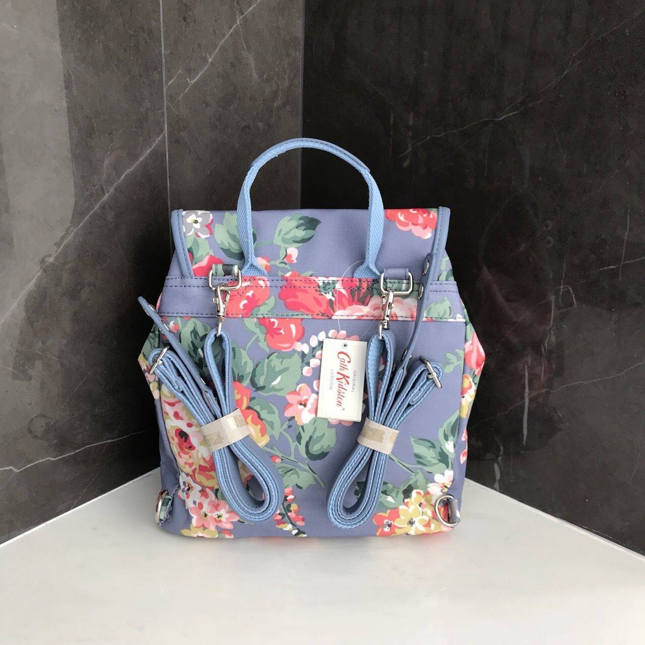 Cath Kidston Backpack Bag กระเป๋าถือหรือเป้สะพายหลัง วัสดุCanvas+Polyester อย่างดี เนื้อหนา น้ำหนักเบา ประดับโลโก้ด้านหน้า เปิดปิด ด้วยกระดุมเเม่เหล็กทั้งด้านนอก/ใน มีช่องซิปด้านหน้าใส่ กระเป๋าสตางค์ หรือมือถือได้ หัวซิปหนังปั๊มโลโก้ ภายในมี ช่องเล็ก 1 ช่