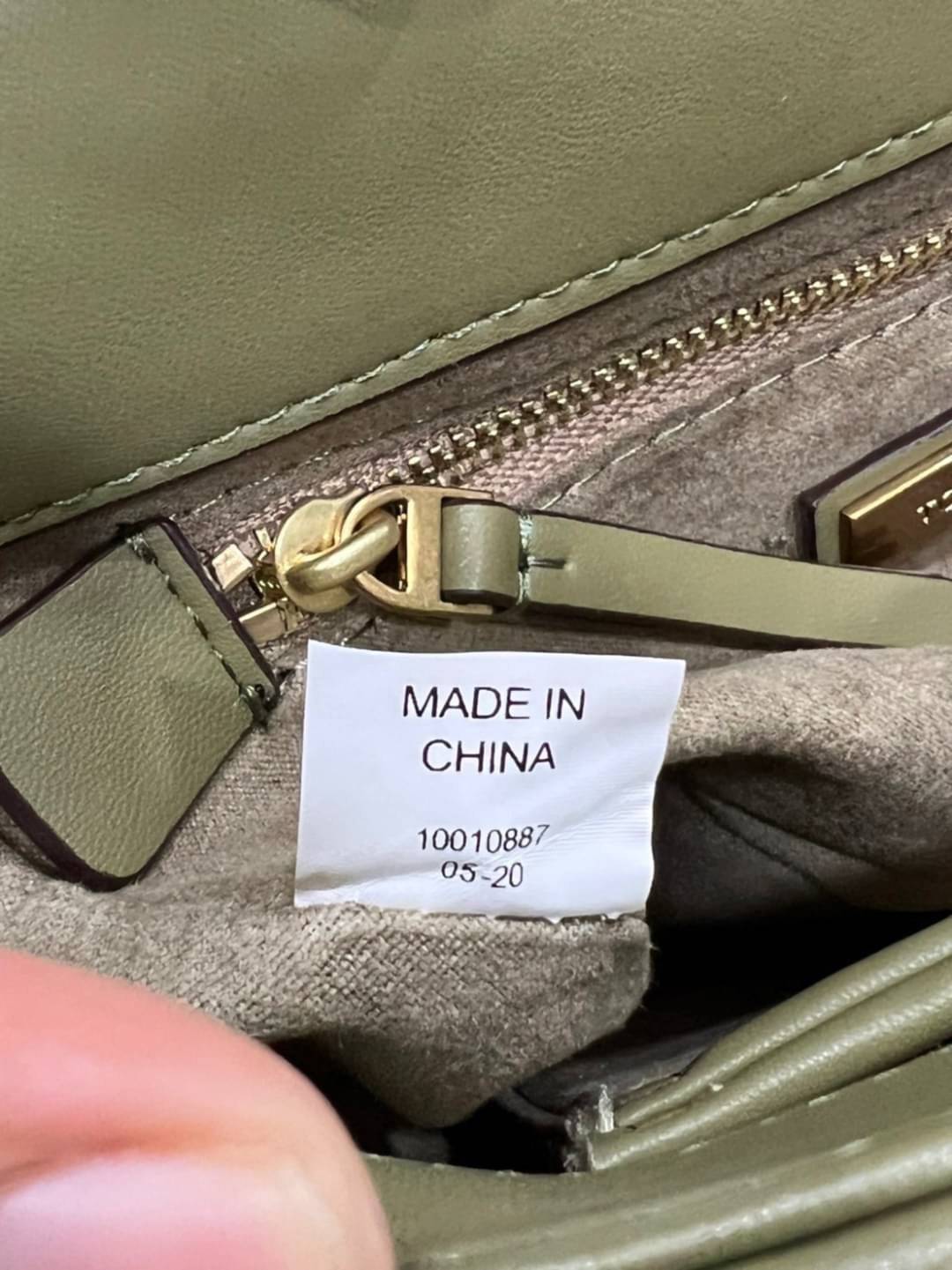 Tory Burch Our Kira shoulder bag with beveled turn-lock hardware พร้อมเสิร์ฟสีคลาสสิค กระเป๋าถือ/สะพาย ทรงสวย สะพายคล่องตัว ดีไซน์เส้นคมสวยหรู สัมผัสดีงาม นิ่มมือ เปิด-ปิดด้วยอะไหล่บิดล็อค ภายในเป็นช่องโล่ง สะพายไปไหนก็สะดวก แนะนำสวยก่อนใครได้ที่นี่ จัดไป