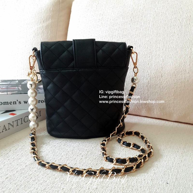 รุ่นใหม่ล่าสุด สวยหรูคลาสสิค ตามสไตล์แบรนด์ CHANEL กับ CHANEL VIP GIFT(GWP) ของแท้ 100% จากเคาเตอร์แบรนด์ CHANEL ทรงสวย ขนาดกำลังดี วัสดุหนัง CAVIER เปิดปิดด้วยกระดุมหน้าแบบบิดปลอดภัยหายห่วง ด้านในมีซิปอีกชั้น อะไหล่ทอง หัวซิปปั้มแบรนด์ ด้านในใส่โทรศัพท์ไ