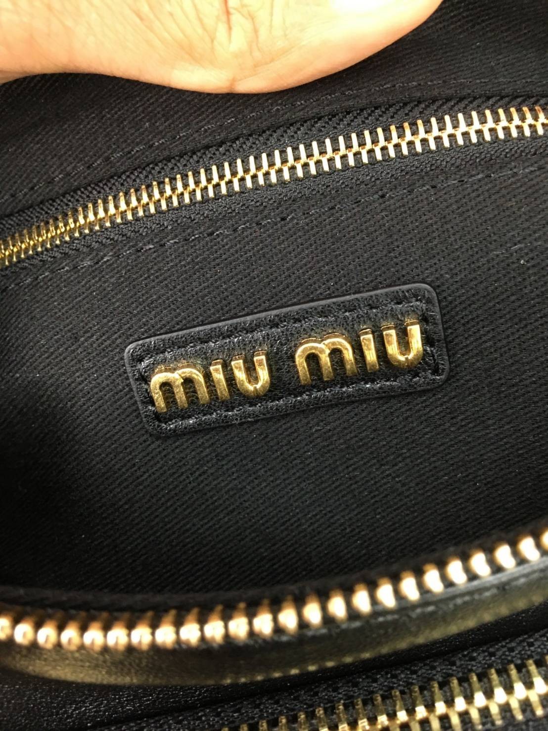MIU MIU Nappa leather Pocket bag กระเป๋าถือสะพาย เกรดออริ ท็อป vip 1:1 เกรดงานปราณีตละเอียด หนังสวย เกรดดีสุด ใช้งานต่างประเทศได้