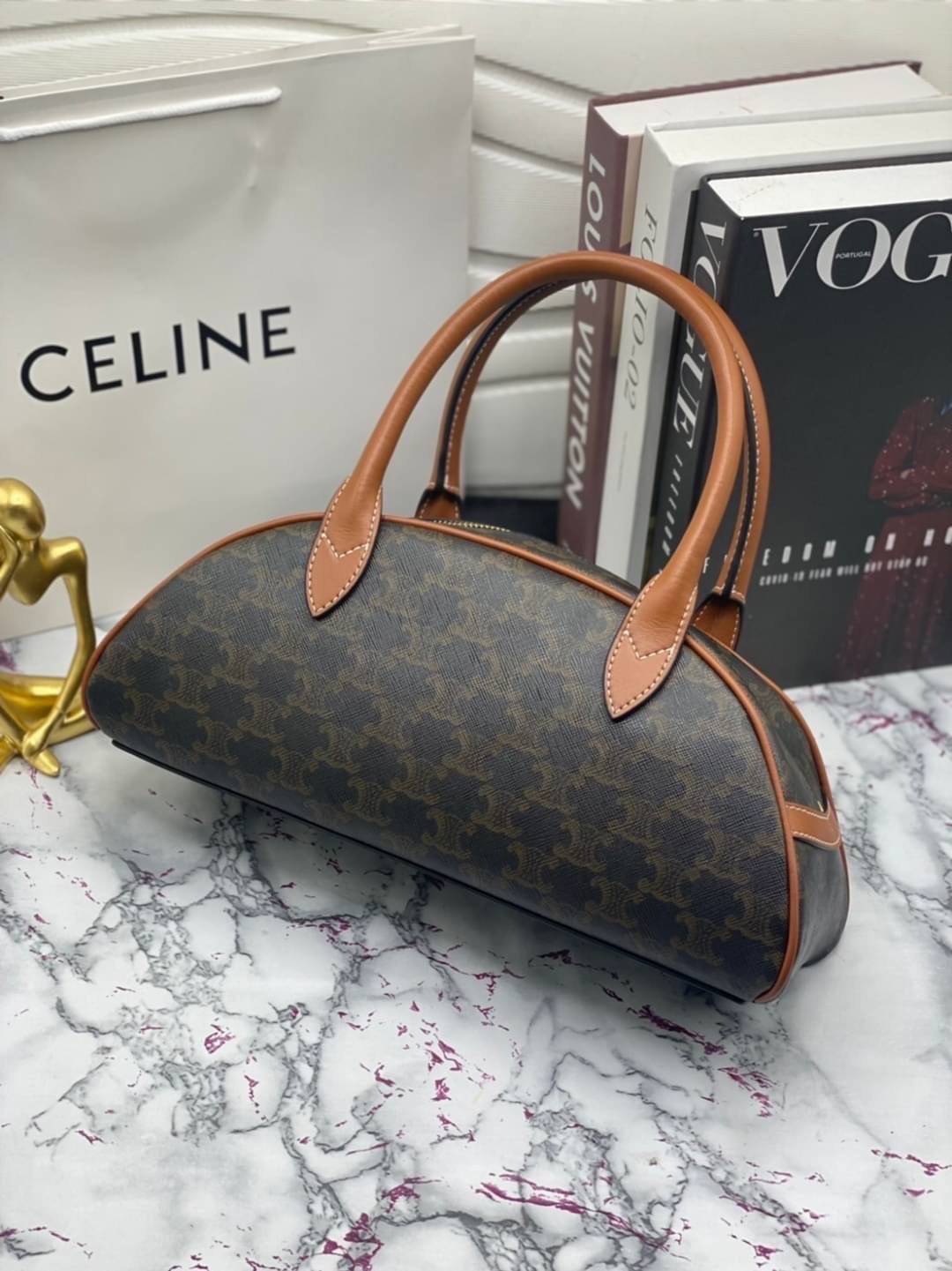 หนังแท้ CELINE MEDIUM TECKEL IN TRIOMPHE CANVAS AND CALFSKIN TAN / CELINE TRIOMPHE SHOULDER BAG / CELINE TRIOMPHE HANDBAG กระเป๋าถือหรือสะพายไหล่ ก็ปังๆ ยาวๆ ไปเลยสิค่ะ งานหนังแท้ทั้งใบสวยหรู สวยมากกก เก๋มาก ต้องมีแล้วค่าา แบบใหม่ล่าสุด งานพึ่งเข้ามาน้อยน