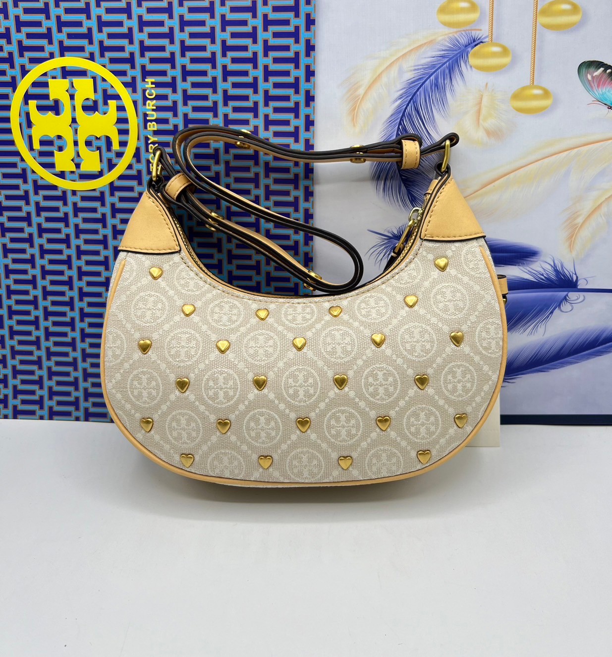 TORY BURCH T Monogram Crescent Bag NEW IVORY MULTI กระเป๋าทรงพระจันทร์เสี้ยวแต่งหัวใจสีทองสวยหรู น่ารักรุ่นใหม่ล่าสุด เกรดท็อปออริ เทียบแท้ 1:1 เกรดดีสุด