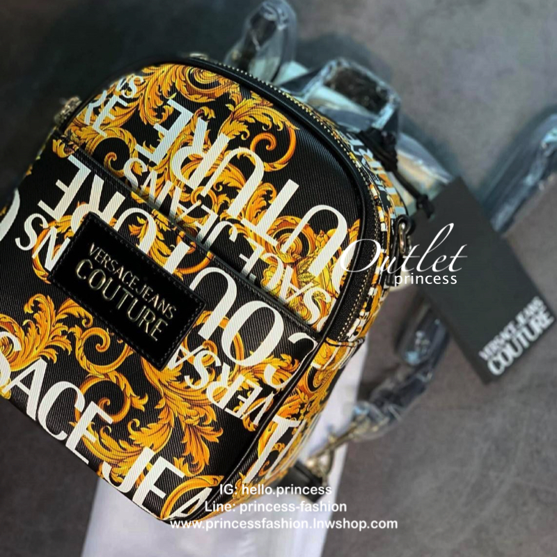 VERSACE JEANS MINI BACKPACK กระเป๋าสะพายเป้จากแบรนด์ดัง วัสดุ Saffiano PVC คุณภาพดี นิ่ม ด้านหน้าประดับด้วยโลโก้แบรนด์สวยโดดเด่น เปิดปิดกระเป๋าด้วยซิปสะดวกใช้ ด้านในโล่งกว้างมีช่องซิปและช่องเล็กสำหรับใส่ของ ด้านหน้ามีช่องซิปอีกหนึ่งช่องใช้งาน รุ่นนี้สามาร