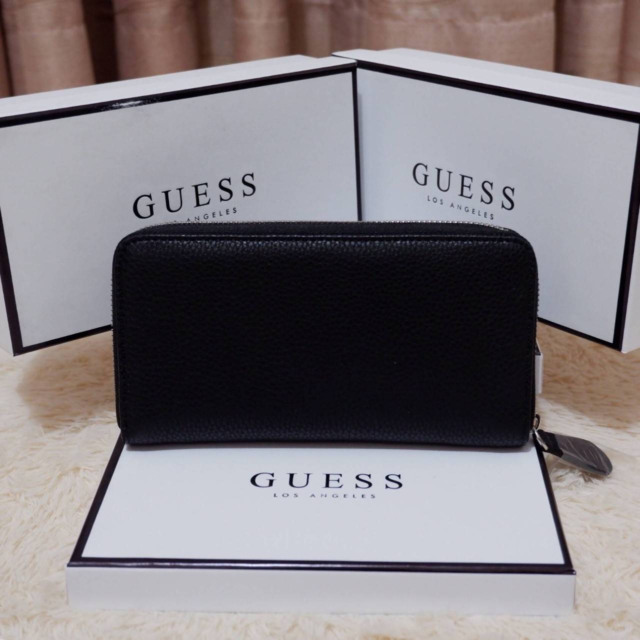 GUESS FACTORY WOMEN'S WALLET กระเป๋าสตางค์ใบยาว ดีไซน์สวย วัสดุหนังนิ่ม ประดับโลโก้แบรนด์สวย เปิดปิดด้วยซิปบน ภายในมีทั้ง ช่องใส่ธนบัตร แบงก์พัน และช่องใส่บัตรหลายช่องแยกเป็นสัดส่วน ภาพถ่ายจากสินค้าจริงสวยน่าใช้ค่ะ สาวๆที่กำลังหากระเป๋าสตางค์แบรนด์ดั