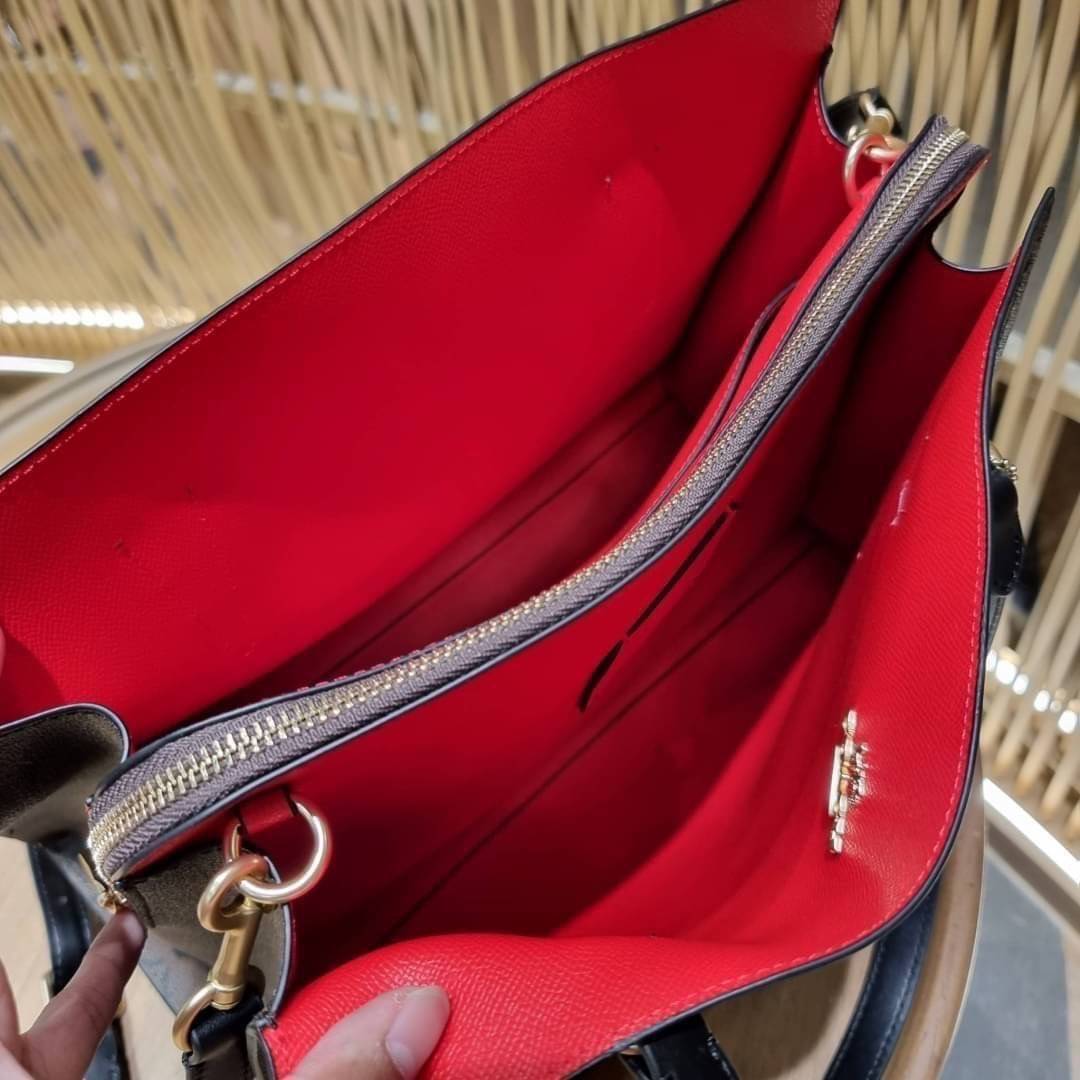 COACH C4075 TATUM CARRYALL IN SIGNATURE CANVAS คอลเลคชั่นใหม่ล่าสุด จัดมาให้ได้สวยก่อนใคร สวยหรูทุกสี!! ลุคผู้ดีต้องมาอีกหนึ่ง กระเป๋าสะพายทรงสวย ที่มาพร้อมสายสะพายไหล่ในตัว และสายครอสบอดี้สำหรับสะพายข้าง วัสดุหนัง crossgrain สวยคมมากๆ ตัวกระเป๋าถูกแบ่งเป