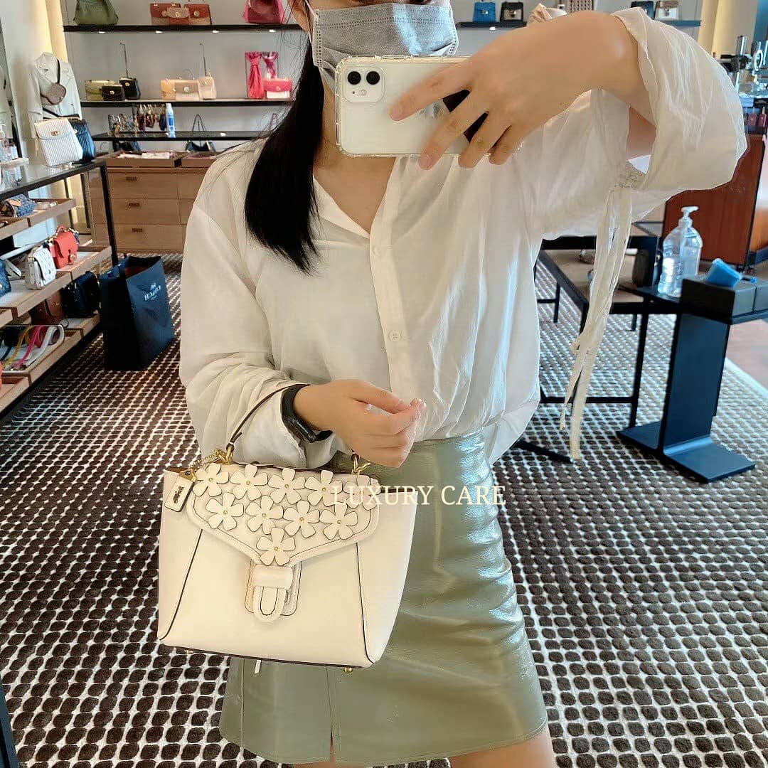 กลับมาพร้อมส่งอีกครั้งใครรออยู่ห้ามพลาดค่ะ COACH COURIER CARRYALL 23 WITH FLORAL ((700)) พร้อมส่งอีกรอบค่ะ! กระเป๋าหิ้ว//สะพายแบบครอสบอดี้ร์ หนังแท้น้ำหนักเบา หนังรุ่นนี้เช็ดทำความสะอาดได้ง่ายๆนะคะ