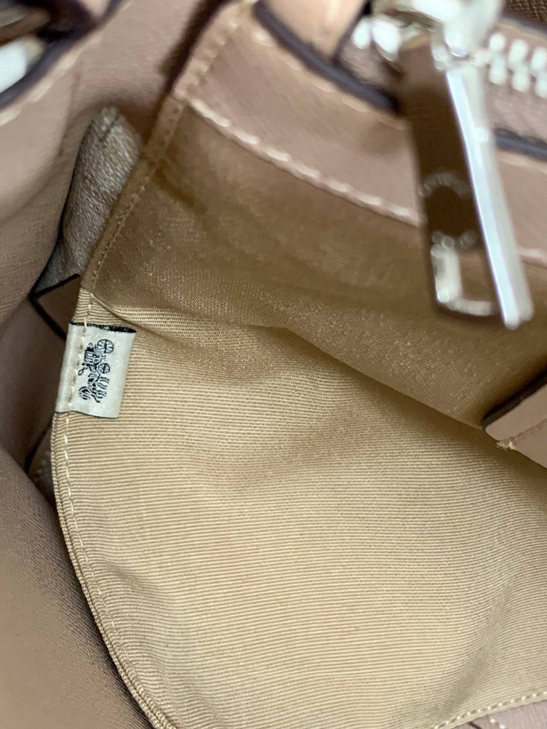 COACH TOWN BUCKET BAG WITH HORSE AND CARRIAGE PRINT ((2081-236)) 🔺กลับมาแล้ว ตามคำเรียกร้องค่ะ! กระเป๋าคล้องไหล่//สะพายข้างได้ วัสดุ pvc อย่างดี หนังนิ่มป่องพองตัวสวยงาม ลายรถม้าทั้งใบค่ะ ภายในกระเป๋าแบ่งเป็น2ช่องหลัก เปิดปิดแบบกระดุมแม่เหล็ก ภายใ