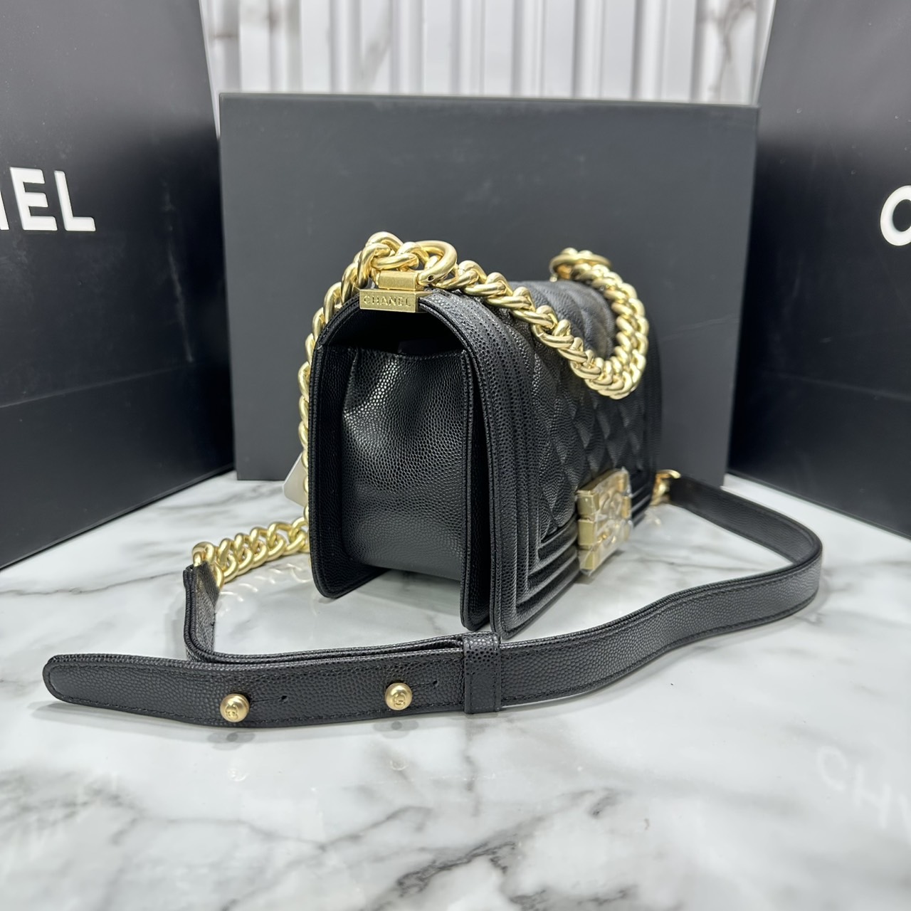 ORI หนังแท้ | CHANEL Boy 20cm shoulder bag กระเป๋าสะพายรุ่นยอดนิยม หรูหราระดับตำนาน สวยงามเหนือกาลเวลา