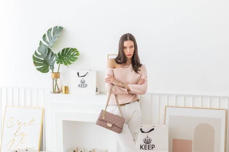 KEEP รุ่น KEEP shoulder Quited chain handbag สวย หรู มากๆ เลยน๊า กระเป๋าอยู่ทรง เย็บตารางสวย แถมใช้หนังตัวใหม่ Microfiber สวย ทน กว่าเดิม รอบนี้มาพร้อมสีใหม่ให้เลือกด้วยนะค๊า