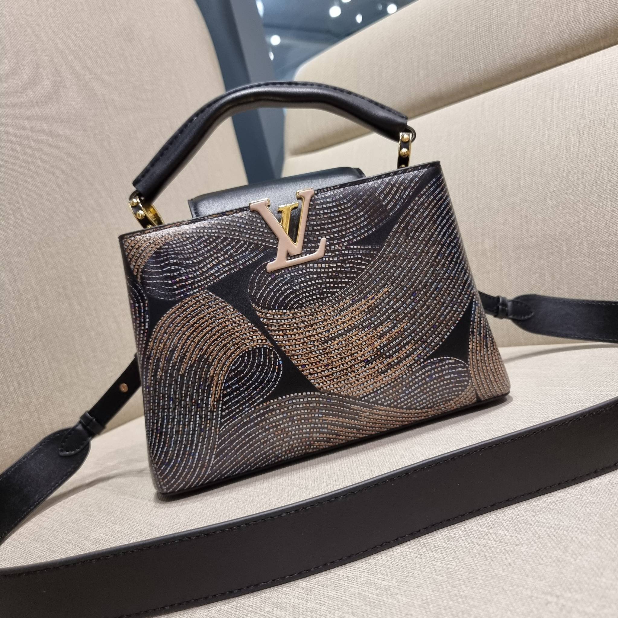 LV capucines top handle วีไอพีพรีเมี่ยมกิ๊ฟจากเคาน์เตอร์ ที่สุดของความสวยในราคาเบาๆ กระเป๋าถือสุดหรู ดีไซน์ทรงคลาสสิค พร้อมลวดลายหรูหรา มาพร้อมหูจับในตัว ด้วยรูปทรงวินเทจและวัสดุหนังแท้ ขับผิว ทำให้ไอเท็มนี้สะกดทุกสายตาจริงๆ และยังมีลูกเล่นที่ฝาปิดกระเป๋า