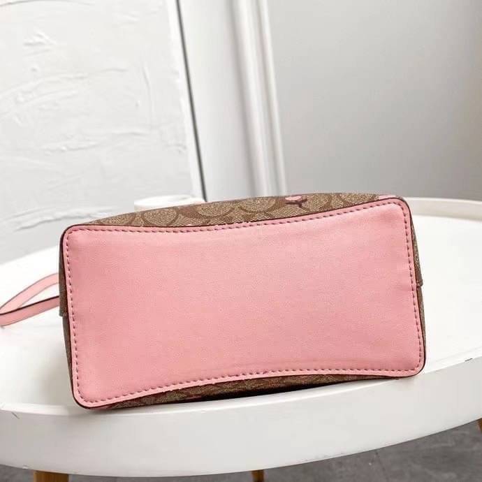 OUTTLET 】COACH SMALL TOWN BUCKET BAG IN SIGNATURE WITH Heart floral print สำหรับสาวแฟชั่นที่ชอบรายละเอียดชิคๆ ดีไซน์สุดเก๋ แนะนำเลยสำหรับกระเป๋าทรงบักเก็ตใบนี้ เชื่อว่าสาว ๆ หลายคนชื่นชอบ เป็นไอเทมที่สามารถแมทช์ได้กับเสื้อหลากหลายสไตล์ บรรจุของได้เยอะโดยท