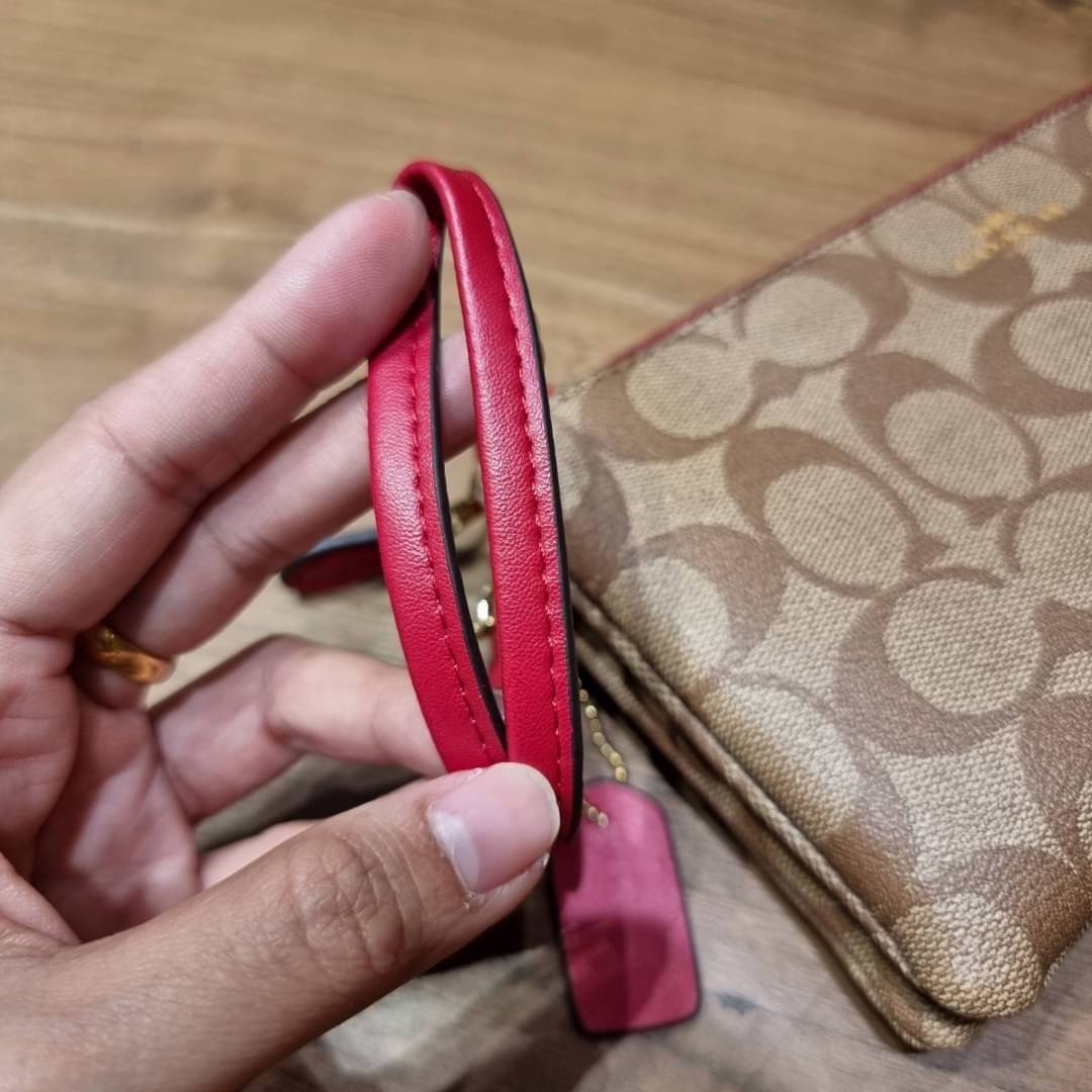 COACH F54057 DOUBLE ZIP WALLET IN SIGNATURE กระเป๋าคล้องมือ size L ใบนี้ใส่มือถือได้ทุกรุ่น ขนาดกำลังดี พกพาสะดวกมากๆ วัสดุหนังสังเคราะห์ ภายในเป็นผ้าสีสวยคม ใส่ธนบัตร ใส่บัตรได้เยอะ ใส่มือถือได้สบายๆทุกรุ่น ตอบโจทย์สาวๆที่ไม่ชอบพกเยอะวุ่นวายจ้า ใบนี้เอาอ