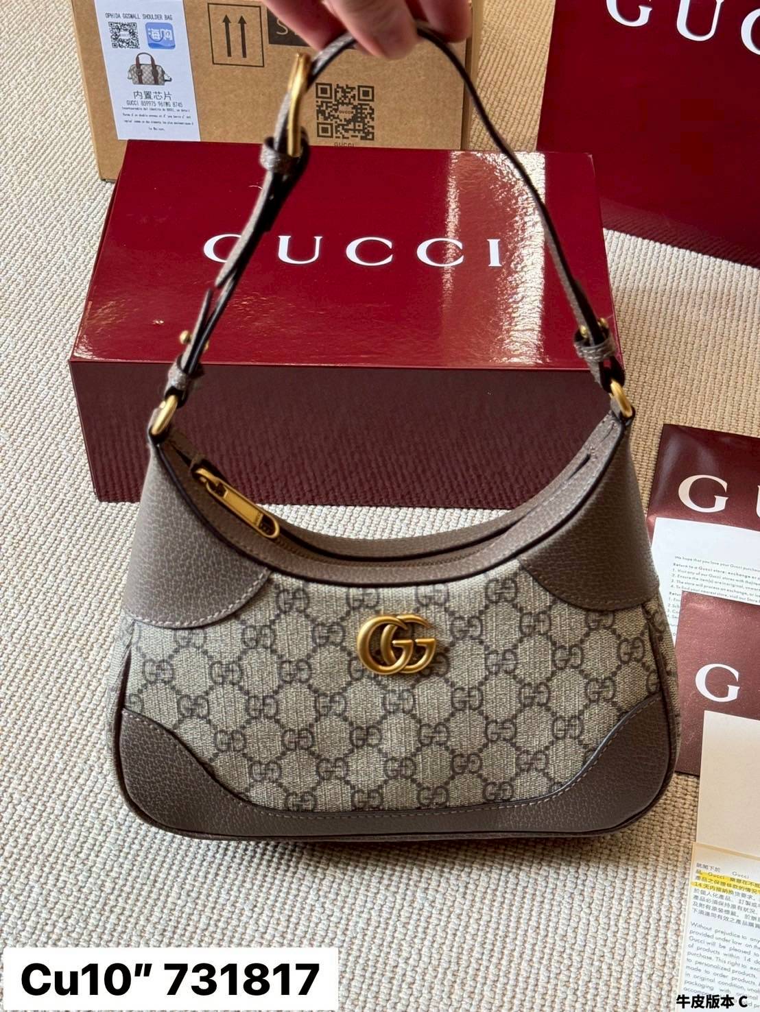 Gucci Aphrodite Small Shoulder Bag กระเป๋าทรงสะพายทรงโฮโบคลาสสิค ถือหรือคล้องไหล่เก๋ๆ ดีไซน์ย้อนยุคผสานความโมเดิร์นด้วยรูปทรงพอช ที่ใช้งานได้ทุกสไตล์ ภายในกระเป๋าเป็นช่องโล่ง
