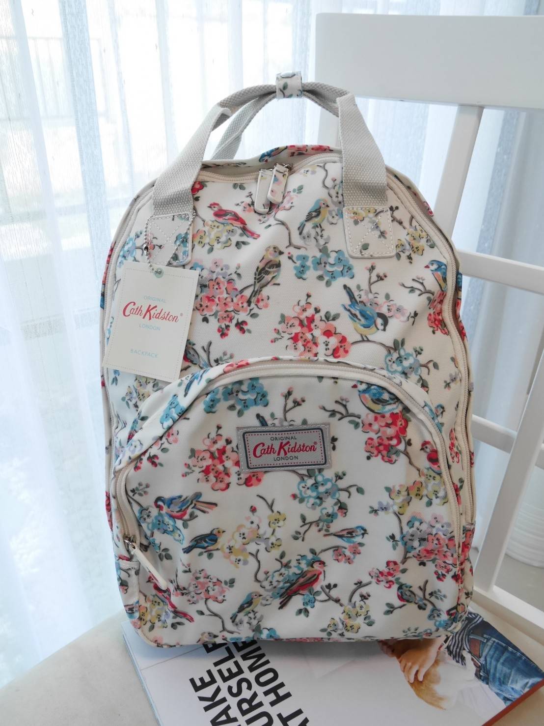 CATH KIDSTON BACKPACK BAG กระเป๋าเป้น่ารัก ตามแบบฉบับของแบรนด์นี้เลยค่า โดดเด่นด้วยหนัง PVC พิมพ์ลาย กันน้ำทั้งใบ ด้านในมีช่องซิปใหญ่ใส่ของ 2 ช่อง จุของได้เยอะ ใส่ IPAD / A4ได้สบายเลยค่ะ ด้านหน้ามีช่องซิปเล็ก 1 ช่อง ใส่ของจุกจิกหนิบได้สะดวก น้ำหนักเบา ใช้