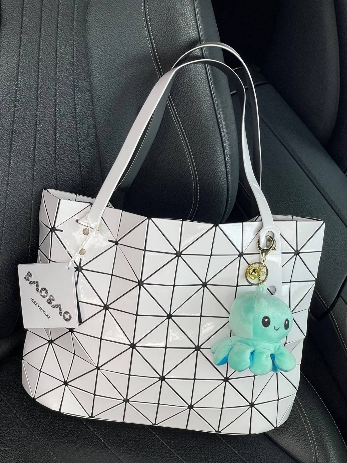 Bao Bao Issey Miyake ROCK MATTE ซีรีส์นี้จะเป็นทรงสี่เหลี่ยมผืนผ้า มีซิปปิดด้านบน ถือเป็นรุ่นที่เหมาะกับการใช้งานในชีวิตประจำวัน สามารถพับมุมและบริเวณด้านล่างของกระเป๋าเพื่อเพิ่มความสะดวกสบายในการใช้งาน ทั้งยังช่วยให้วางกระเป๋าในแนวตั้งได้อีกด้วย แผ่นต่อส