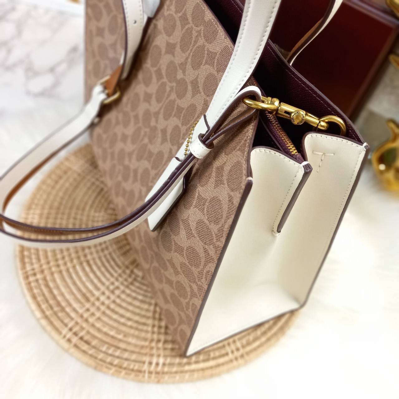 COACH CHARLIE CARRYALL IN SIGNATURE CANVAS (31210) ðšāđāļĢāļĩāļĒāļāļŦāļĢāļđ āļāļĨāļēāļŠāļŠāļīāļ//āļāļĢāļ°āđāļāđāļēāļāļ·āļ āļāļĢāļ°āđāļāđāļēāļŠāļ°āļāļēāļĒ āļāļĢāļ TOTE āļŠāļļāļāļŦāļĢāļđāļŦāļĢāļē āļāļĩāđāļāļāđāđāļāđ āđāļĄāđāļāļģāđāļ// āļ§āļąāļŠāļāļļāđāļāļāļ§āļēāļŠ āļāļŠāļĄāļŦāļāļąāļāđāļāđāļāļļāļāļ āļēāļāđāļĒāļĩāđāļĒāļĄ āļĢāļđāļāļāļĢāļāđāļāļāđāļāđāļ āļĨāļēāļĒ SIGNATURE āļŠāļ§āļĒāļĄāļēāļ// āļāđāļēāļāđāļāļĄāļĩ 2 āļāđāļāļāđāļĨāđāļāļāļ§āđāļēāļ āđāļĨāļ°āļāļĩāļ 1 āļāđāļāļāļāļīāļāļ