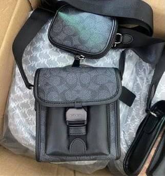 Coach C2600 Classic Logo Canvas Charter / COACH CHARTER NORTH/SOUTH CROSSBODY WITH HYBRID POUCH IN SIGNATURE CANVAS กลับมาเอาใจหนุ่มๆกันอีกครั้ง!! หล่อได้ไม่ซ้ำใคร กับไอเท็มสุดหรู กระเป๋าสะพายข้างรุ่นนี้ ดีไซน์ทรงกล่อง เรียบหรู วัสดุหนังแคนวาสสลับหนังแท้ 