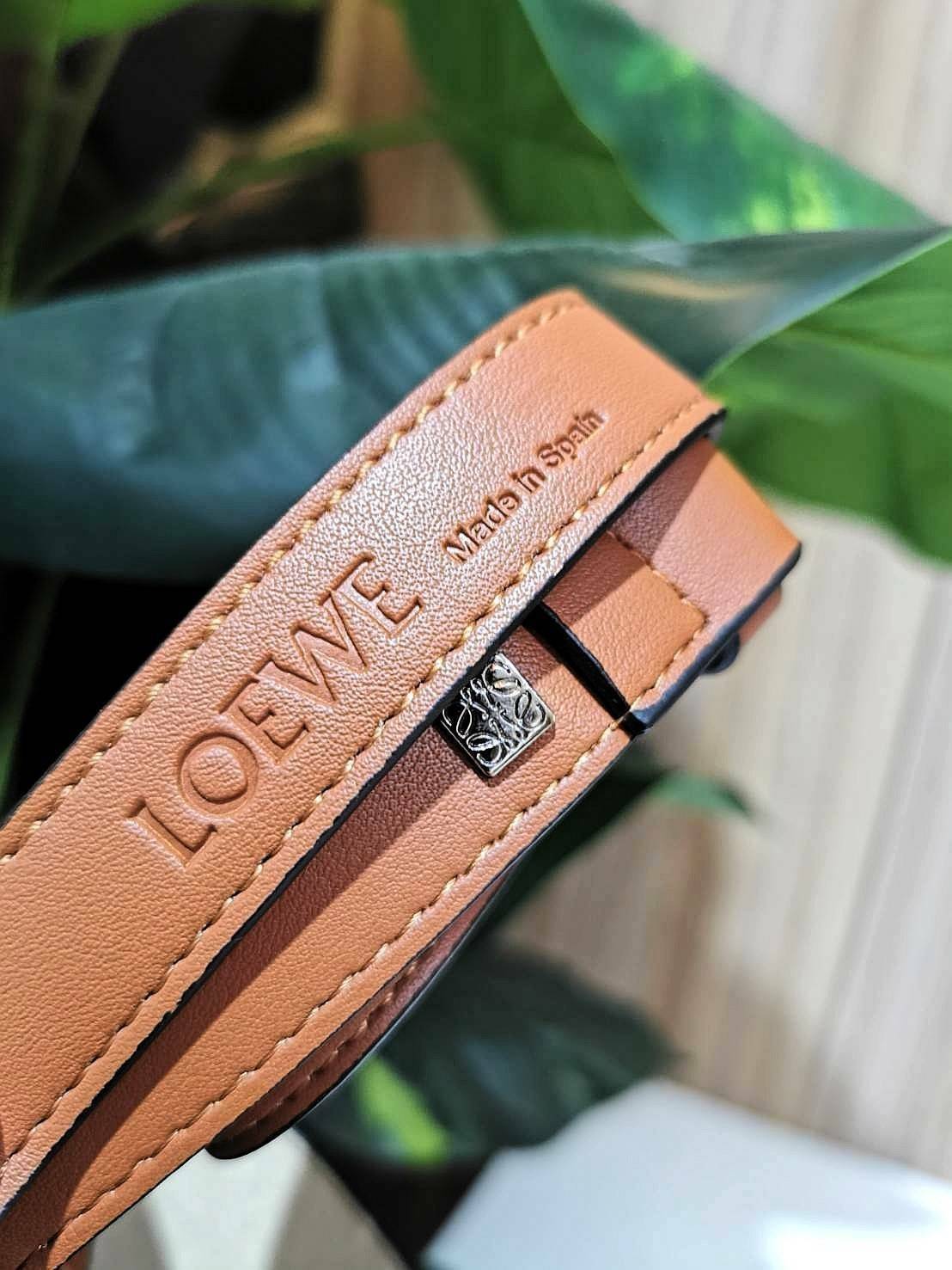 พร้อมส่งความสวย! Super Rare! ห้ามพลาด! LOEWE HOBO LEATHER SHOULDER BAG VIP GIFT WITH PURCHASE (GWP) กระเป๋าหนังแท้พรีเมี่ยมกิ๊ฟ Limited Edition จาก LOEWE PERFUME DUTYFREE รุ่น Rare items วัสดุหนังแท้ Lambskin หนังนิ่มสวยดีไซน์หรูด้านหน้าฉลุโลโก้ Loewe Ana