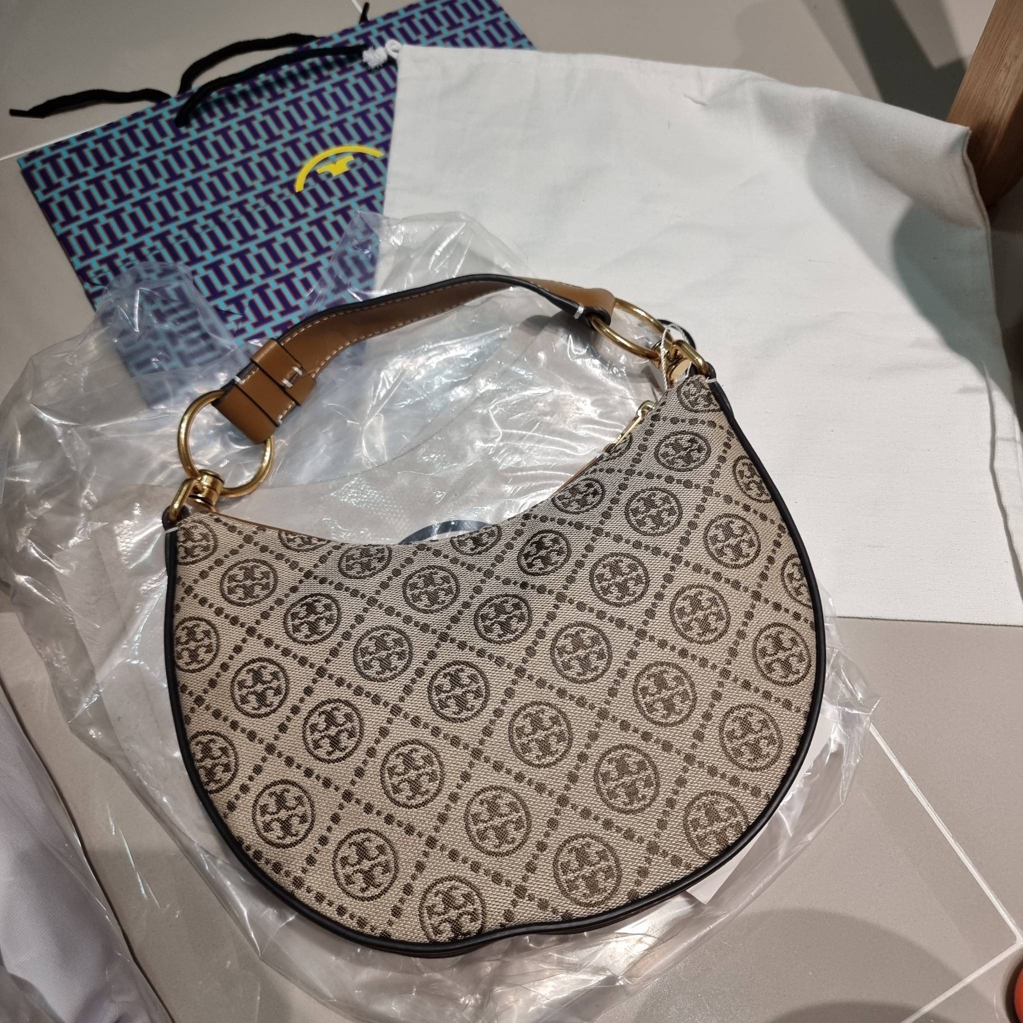 Tory Burch T Monogram Mini Crescent Bag / TORY BURCH T MONOGRAM MINI JACQUARD CRESCENT BAG ร้อนแรงกว่านี้ไม่มีแล้ว กับไอเท็มที่เซเลปรีวิวเยอะมาก!! สาวๆตามหากันไปอีก กระเป๋าทรง half moon ที่ดีไซน์บนผ้า jacquard ลวดลายซิกเนเจอร์ เรียบหรู ผู้ดีมากแม่!