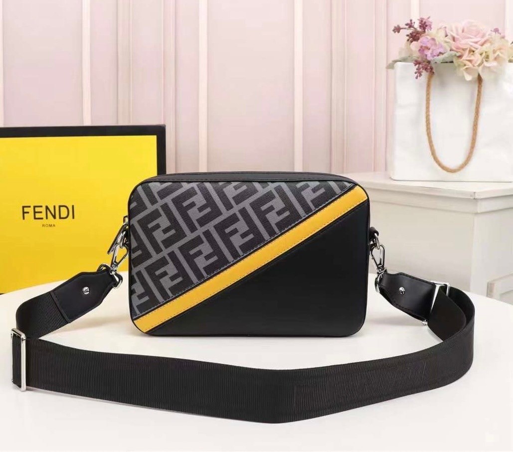 FENDI Ff-Print Coated-Canvas And Leather Cross-Body Bag เกรดออริจินอล FENDI Messenger Bag กระเป๋าสะพายข้าง ให้หนุ่มๆได้ตัวตึงกันไปเลยจ้า กับกระเป๋าสะพายทรงแมสเซ็นเจอร์ รุ่นหายาก ดีไซน์เรียบหรู สะดวกใช้ที่สุด ภายในโล่งกว้าง สายสะพายถอดได้ ปรับใช้ตามสะดวก ใ