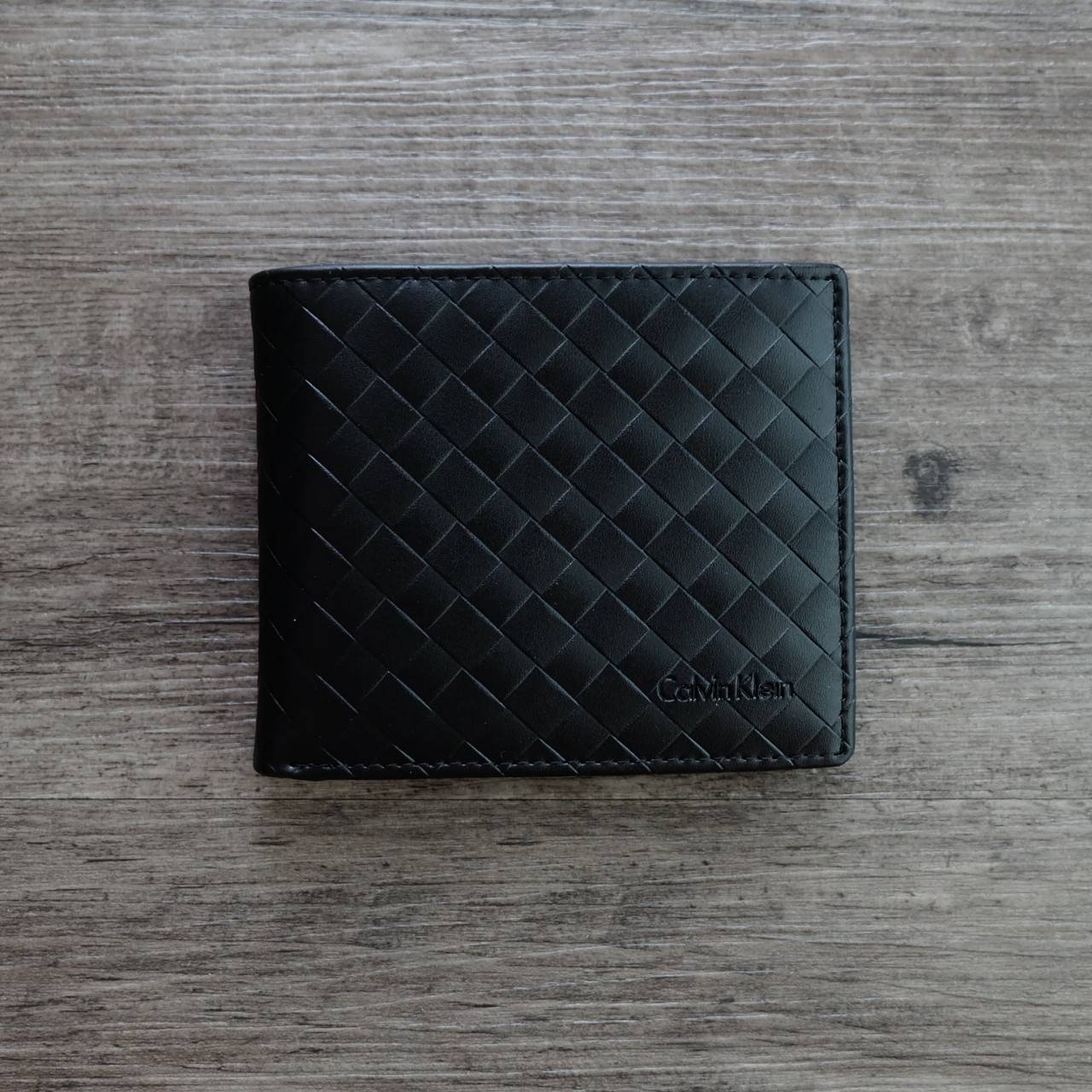 Calvin Klein Short Wallet กระเป๋าสตางค์ใบสั้น หนังลายสานรอบใบ ด้านหน้ามี logo brand ภายในมีช่องใส่ธนบัตร, บัตร, และช่องใส่รูป จะมอบเป็นของขวัญหรือใช้เองก็แนะนำค่ะ