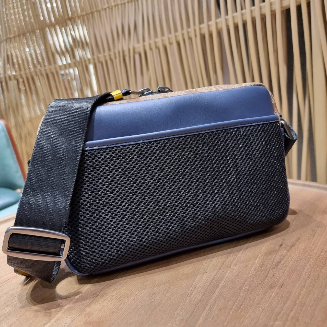 COACH EDGE CROSSBODY WITH CAMO PRINT ((2381, 2373)) ความเท่ never die!! กระเป๋าครอสบอดี้ทรงยอดฮิต ที่หนุ่มๆไม่ควรพลาด รูปทรงดีไซน์คลาสสิค ใช้งานง่าย วัสดุหนังแท้ตกแต่งตาข่ายพร้อมลายพริ้นท์ด้านหน้า สุดคูล!! ตัวกระเป๋ามีซิปหลัก และซิปด้านหน้า พร้อมช่องแยกด้