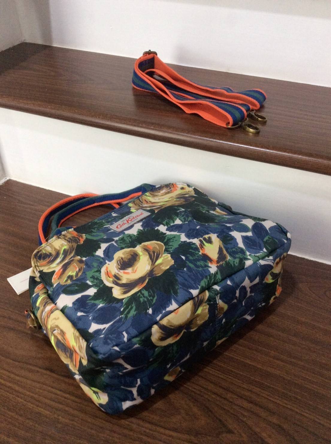Cath Kidston Matt Oilcloth Busy Bag Handbag Crossbody Dimension: 34 x 22 x 12 cm / Strap 120 cm 2 way use, either use as a handbag or a cross body bag Waterproof matt oilcloth surface 2015AW Season's Oxford Rose Print in Deep Blue Colour
