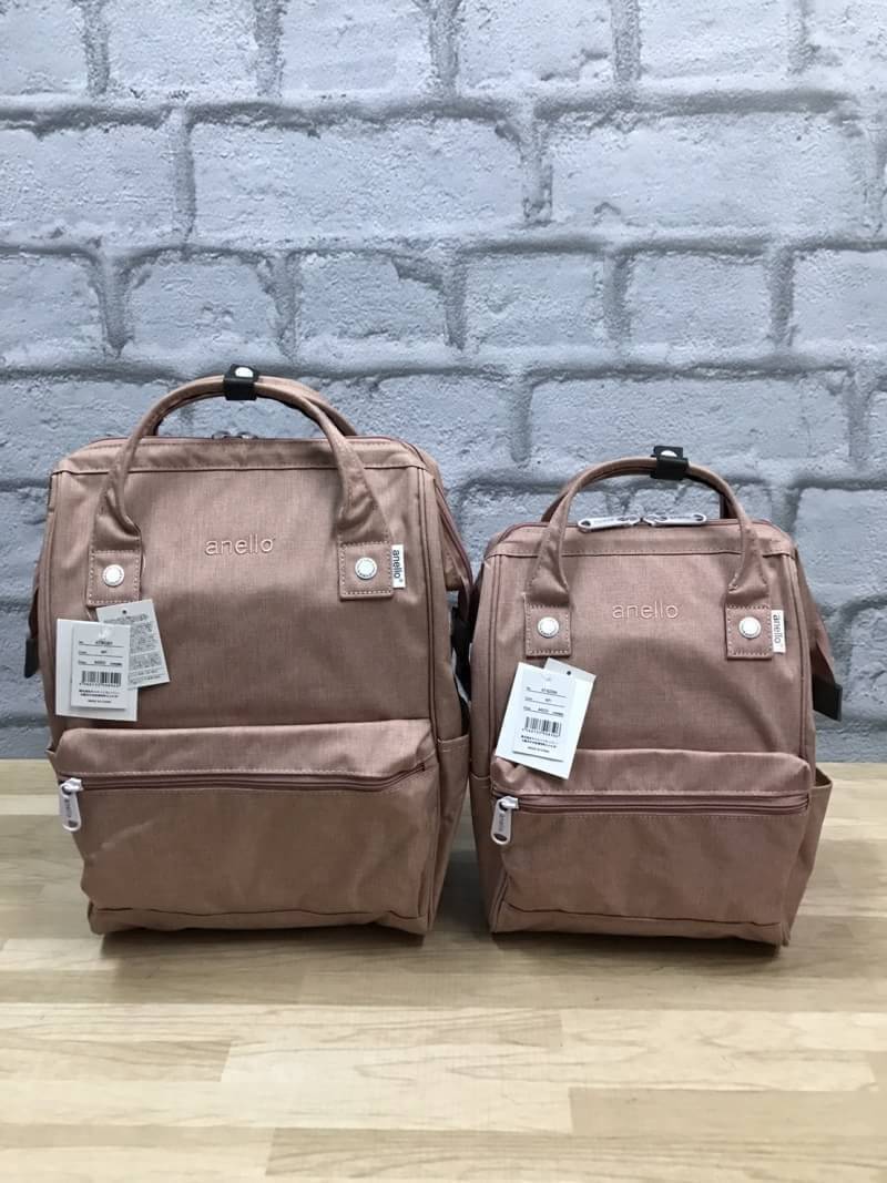 Anello Mottled Polyester Mini Backpack เป้แบรนด์ดังแห่งปี วัสดุ poleyester canvas เนื้อผ้าเรียบหรู และทันสมัย ดีเทลคล้ายรุ่น original ต่างตรงที่ด้านหน้าเป็นงานปักโลโก้สวยงาม และหัวซิป สกรีนโลโก้แบรนด์สีสันเข้ากับตัวกระเป๋า รุ่นชน shop มีหลากสีให้เลือกสรรค