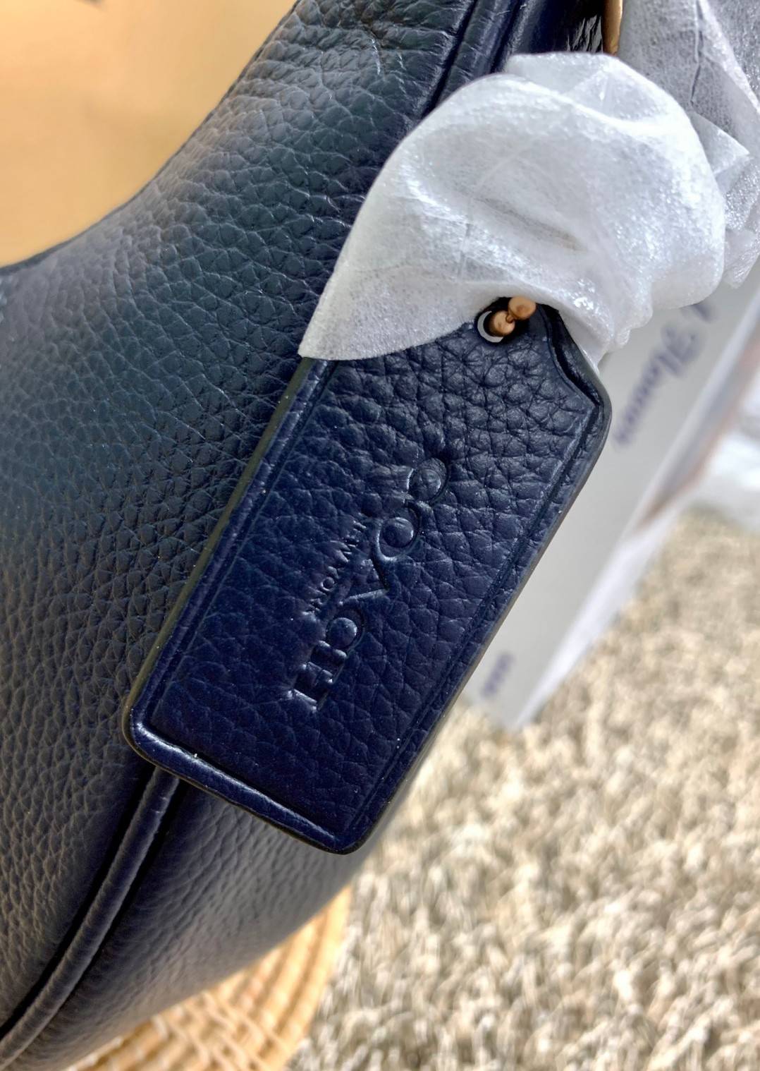 COACH BAILEY HOBO WITH WHIPSTITCH ((C4108//C1322)) พร้อมส่งที่ไทย!! สวยจริงไม่จกตาแน่นอนค่าา กระเป๋าทรงโค้ง ใช้แบบหิ้วหรือคล้องไหล่ก็ดูดี ใช้วัสดุหนังแท้ชั้นดี หนังสวยมากๆค่ะ ด้านหน้าใช้อะไหล่แบรนด์ตัวใหญ่ หรู ดูสะดุดตามีเดียว