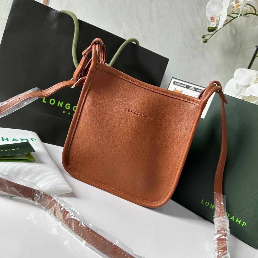 LONGCHAMP LE FOULONNÉ CROSSBODY BAG กระเป๋าสะพายที่เรียบง่ายและดูดี การออกแบบที่คล่องตัวของรุ่นนี้เหมาะอย่างยิ่ง