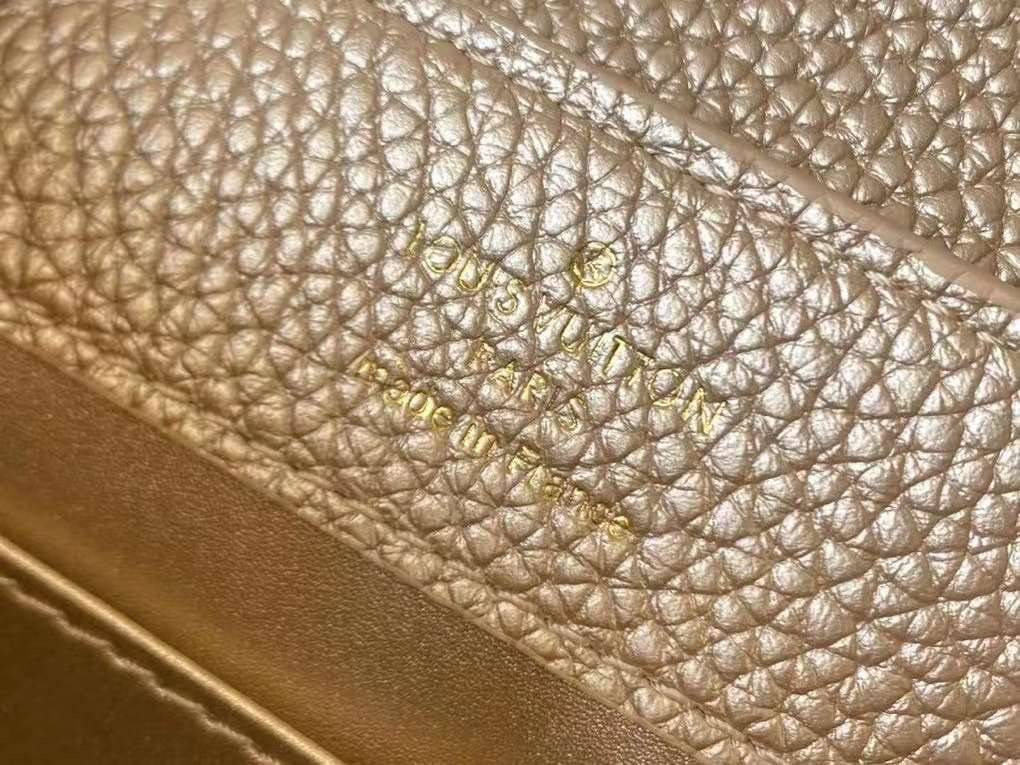 LV Capucines Mini Gold Luxury Bag 21cm เกรดท็อปออริจินอล มีความละเอียดของเนื้องานมากที่สุด ปราณีตตรงปกทุกใบ ใช้สลับของแท้ได้ ใช้งานต่างประเทศได้ เข้าออกผ่านทุก ตม. สุดยอดเดอะเบสท์ไอเท็ม สวยหรู ผู้ดี หรูหรา ดูแพงมาแต่ไกล