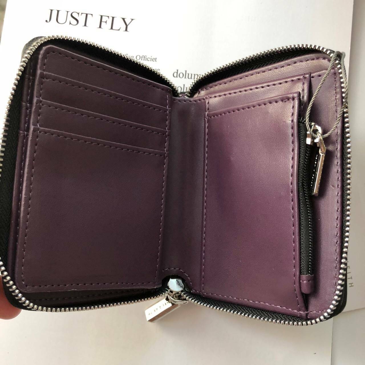 กระเป๋าสตางค์ใบสั้น CHARLES & KEITH เปิด - ปิดกระเป๋าด้วยซิปรอบ ด้านในมีช่องใส่บัตร ช่องใส่ธนบัตร ช่องใส่รูป และช่องซิปค่ะ