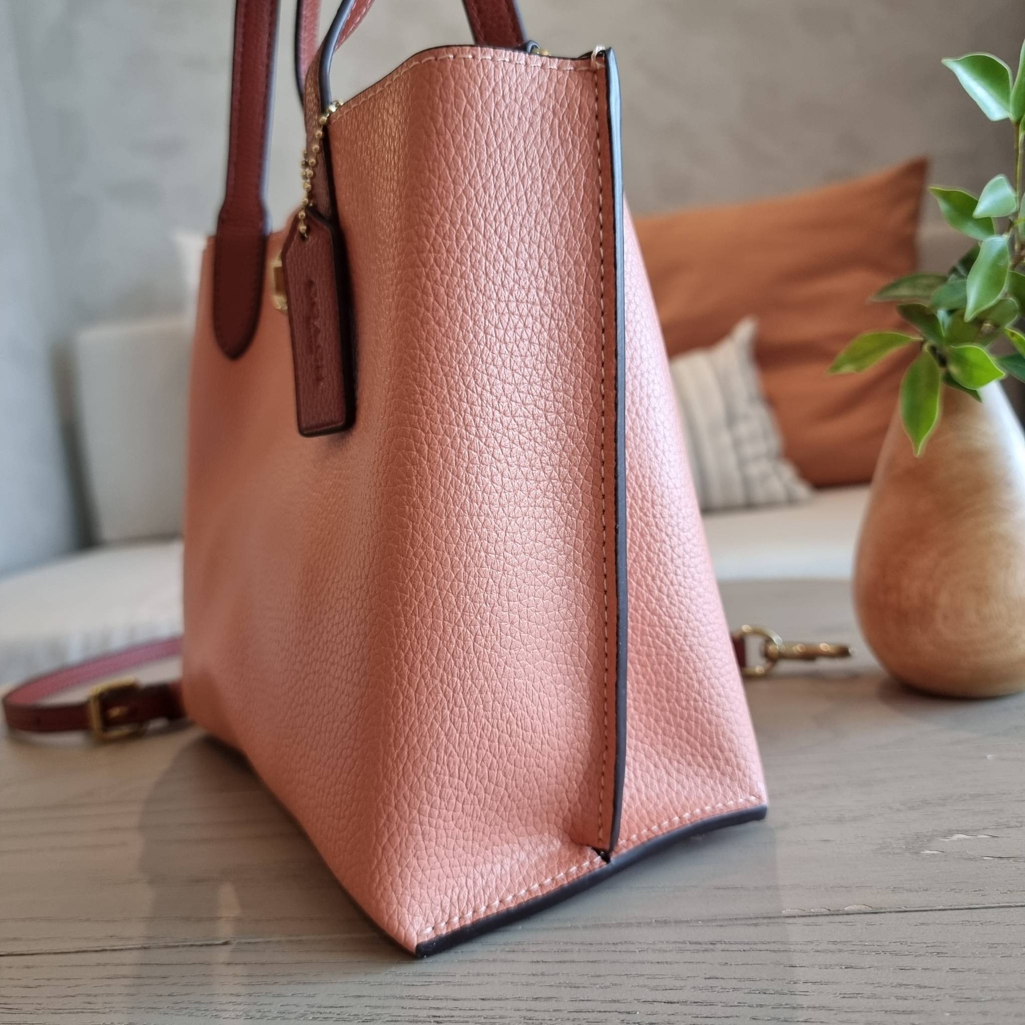 COACH C8561 C8869 WILLOW TOTE 24 IN COLOR BLOCK น้องสาวลุคลูกคุณมาแล้วจ้า กระเป๋าถือ/สะพาย ดีไซน์คัลเลอร์บล็อค ลงตัว เรียบหรู ใบจริงคือผู้ดี๊ผู้ดี ใช่ได้ทุกๆโอกาส วัสดุหนัง pepble อยู่ทรง เปิดปิดด้วยตัวบิดล็อค และอีกฝั่งเป็นกระดุมแม่เหล็ก ภายในโล่งกว้าง ใ