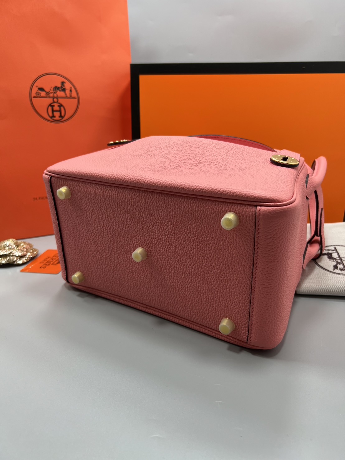 พร้อมส่ง 15 สี HERMES Lindy 26 bag กระเป๋าทรงโท้ทหนังสวยอย่างดี เอกลักษณ์ของความเรียบหรูไฮคลาสอย่างสมบูรณ์แบบ เกรดออริ สลับแท้ งานสวยตามรูป ใช้งานต่างประเทศได้