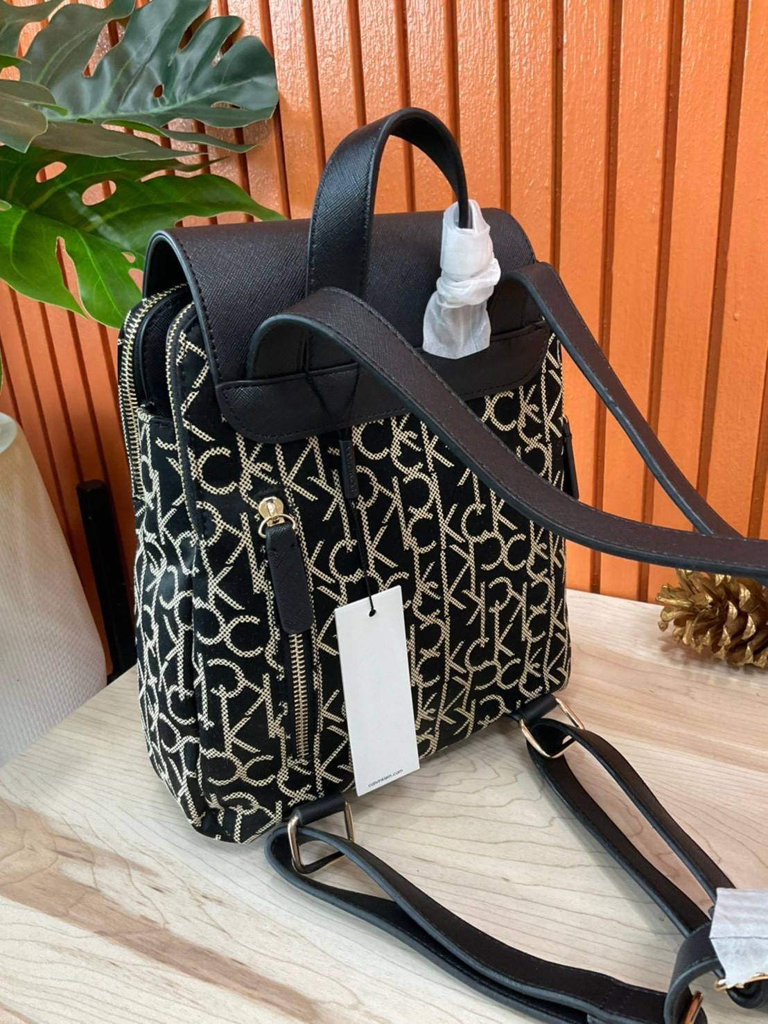 ของแท้ 💯% Elaine Calvin Klein Monogram Small Backpack 💕ของมันต้องมี สวยหรูดูแพงมาก สำหรับรุ่นนี้ และมีฟังชั่นช่องการใช้งานที่มากที่สุด!!! 💕 กระเป๋าสะพายเป้รุ่นใหม่ชนช้อป รุ่นยอดนิยม