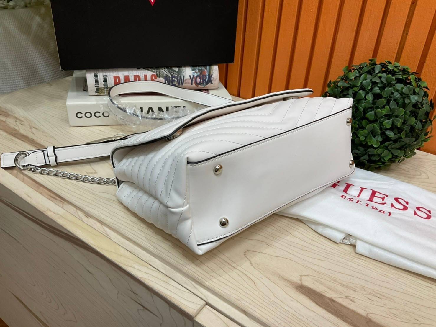 ของแท้ 💯% 】GUESS BLAKELY TOP HANDLE FLAP BAG กระเป๋สะพายรุ่นใหม่ล่าสุด รุ่นยอดนิยมสวยอยู่ทรง วัสดุหนังนิ่ม น้ำหนักเบา มีฐานกว้างตั้งอยู่ทรง ด้านหน้าประดับด้วยโลโก้แบรนด์สวยโดดเด่น