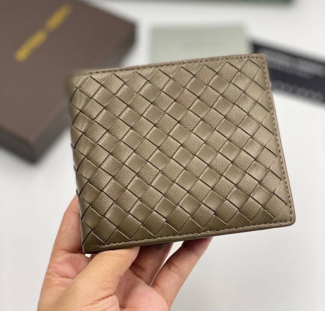 VIP 】หนังแท้ BOTTEGA VENETA WALLET กระเป๋าสตางค์ใบสั้นคุณผู้ชาย รุ่นตามหา มาเท่าไหร่ไม่เคยพอเลยค่า เป็นรุ่นคลาสสิกที่หยิบมาใช้งานได้บ่อยที่สุด งานหนังลูกวัวแท้ทั้งใบสวยมากนะคะ ใช้ทนทานได้นานเลยค่ะ ภาพสินค้าถ่ายจากงานขายจริง พร้อมส่งที่ไทยราคาสุดคุ้มห้ามพล