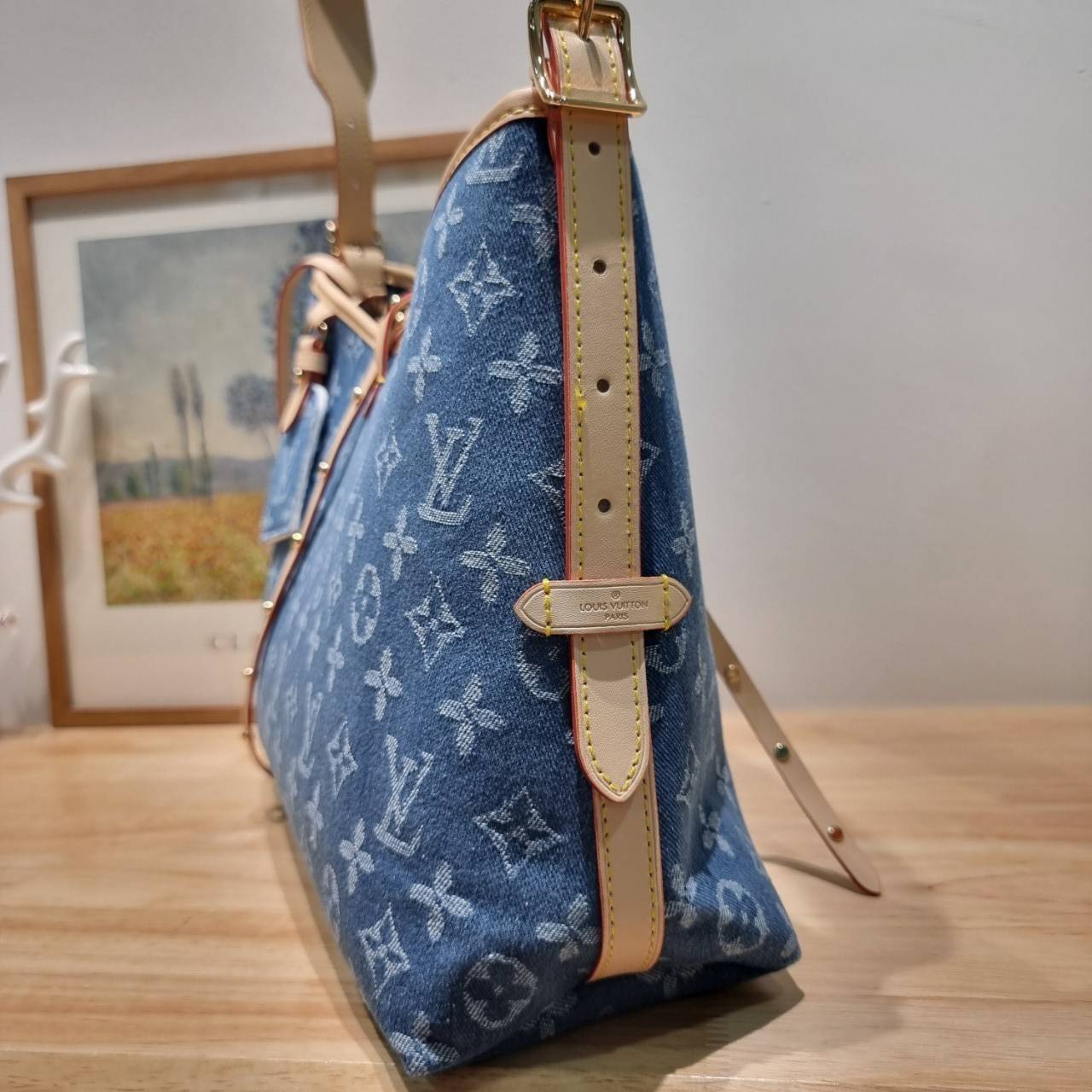 LV Monogram Denim Carry /LV CARRYALL DENIM BAG ใหม่ล่าสุด สไตล์เดนิมสุดชิค รุ่นลิมิเต็ดที่สาวๆตามหา กระเป๋าสะพายไหล่ทรงสวย ดีไซน์เรียบง่ายคลาสสิค หรู ดูผู้ดี รูปทรงใช้งานง่าย มาพร้อมใบลูก ไว้เก็บของจุกจิก