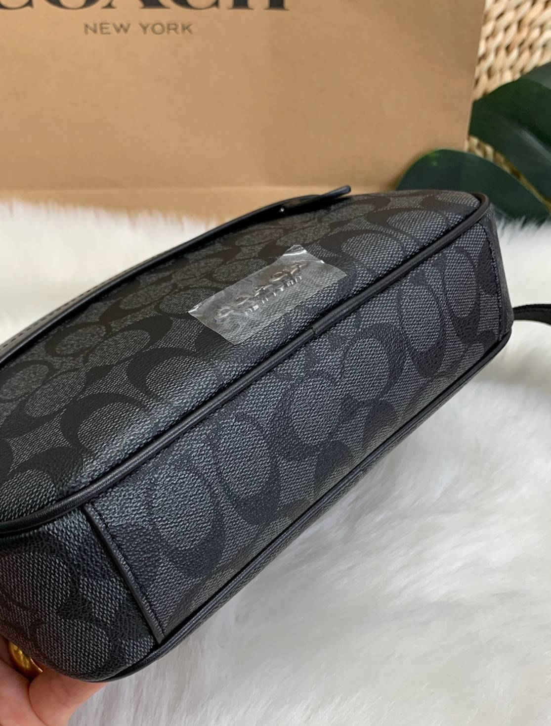 ของแท้ 💯% COACH GRAHAM CROSSBODY IN SIGNATURE ((50715)) พร้อมส่งค่ะ! กระเป๋าสะพายครอสบอดี้ร์ หนังแท้อย่างดี นิ่มมือค่ะ ด้านหน้ามีหนึ่งช่องซิปซ่อนใส่ของจุกจิก