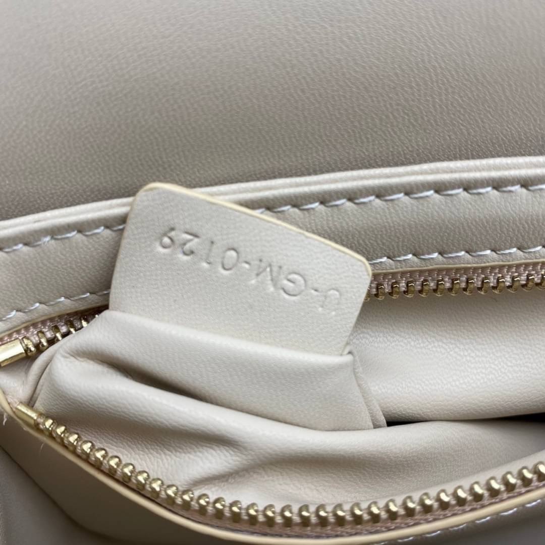 TEEN 18cm : CELINE TEEN TRIOMPHE BAG IN SHINY CALFSKIN / Celine Triomphe Bag / Celine Bag พร้อมส่ง 7 สี เกรดออริ 1:1 กระเป๋าแบรนด์หรูที่ควรมีแห่งปี รูปทรงสี่เหลี่ยมรุ่นฮอตฮิตของเหล่าดาราและเซเลบทั้งหลาย ดีไซต์เรียบหรู