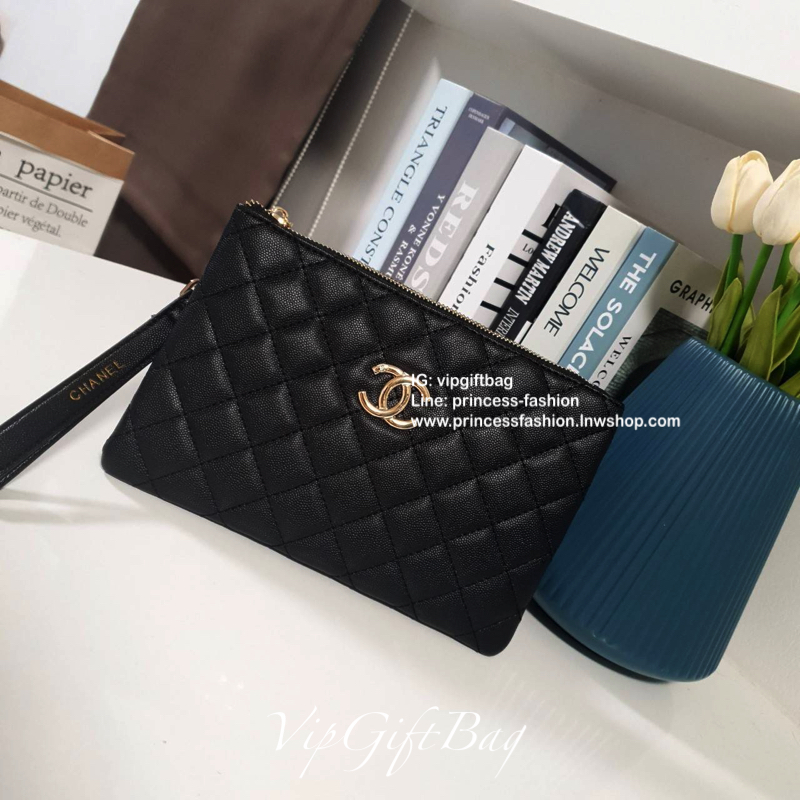 กระเป๋าคลัทช์&ครอสบอดี้ **ทรงหรู จากงาน CHANEL VIP GIFT(GIFT WITH PURCHASE) จากเคาเตอร์ต่างประเทศ จากแบรนด์ CHANEL ลายหนัง CAVIER ของแท้ 100% ด้านหน้าประดับโลโก้แบรนด์สีทอง เปิดปิดด้วยซิป อะไหล่ทอง ด้านในปั้ม MADE IN ITALY ด้านหนึ่งเป็นช่องซิปใส่โทรศัพท์ไ