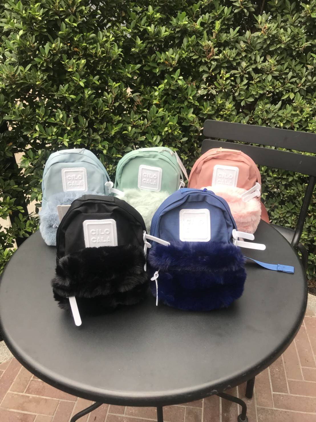 มาแล้ววว แบรนน้องใหม่ CILO CALA กระเป๋าเป้ที่ตอนนี้ฮิตในกลุ่มสาววัยรุ่นที่ญี่ปุ่น และนี้เป็นรุ่นลิมิตเตด CILOCALA FUR BACKPACK สะดุดตาตรงที่มีขนเฟอร์นุ่มนิ่ม อยู่ตรงช่องกระเป๋าซิปด้านหน้า ทำให้ใบนี้ดูน่ารัก หวาน ฟรุ้งฟริ้งขึ้น