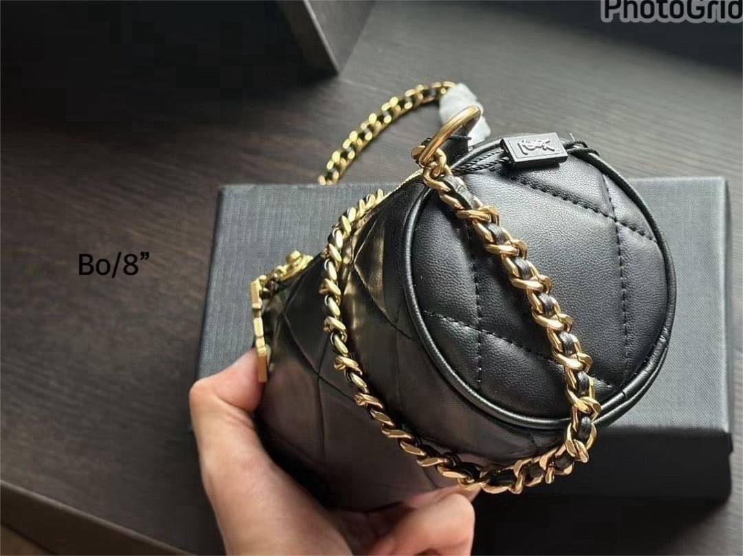 YSL Sade Mini Tube Bag กระเป๋าสะพายไหล่ดีไซน์ทรงกระบอก ให้คุณสนุกไปกับทุกสไตล์การแต่งตัว สวยหรูเรียบง่าย คงเอกลักษณ์ที่ให้ความเป็นผู้ดีในตัว -- [รับตัวแทนกระเป๋า]